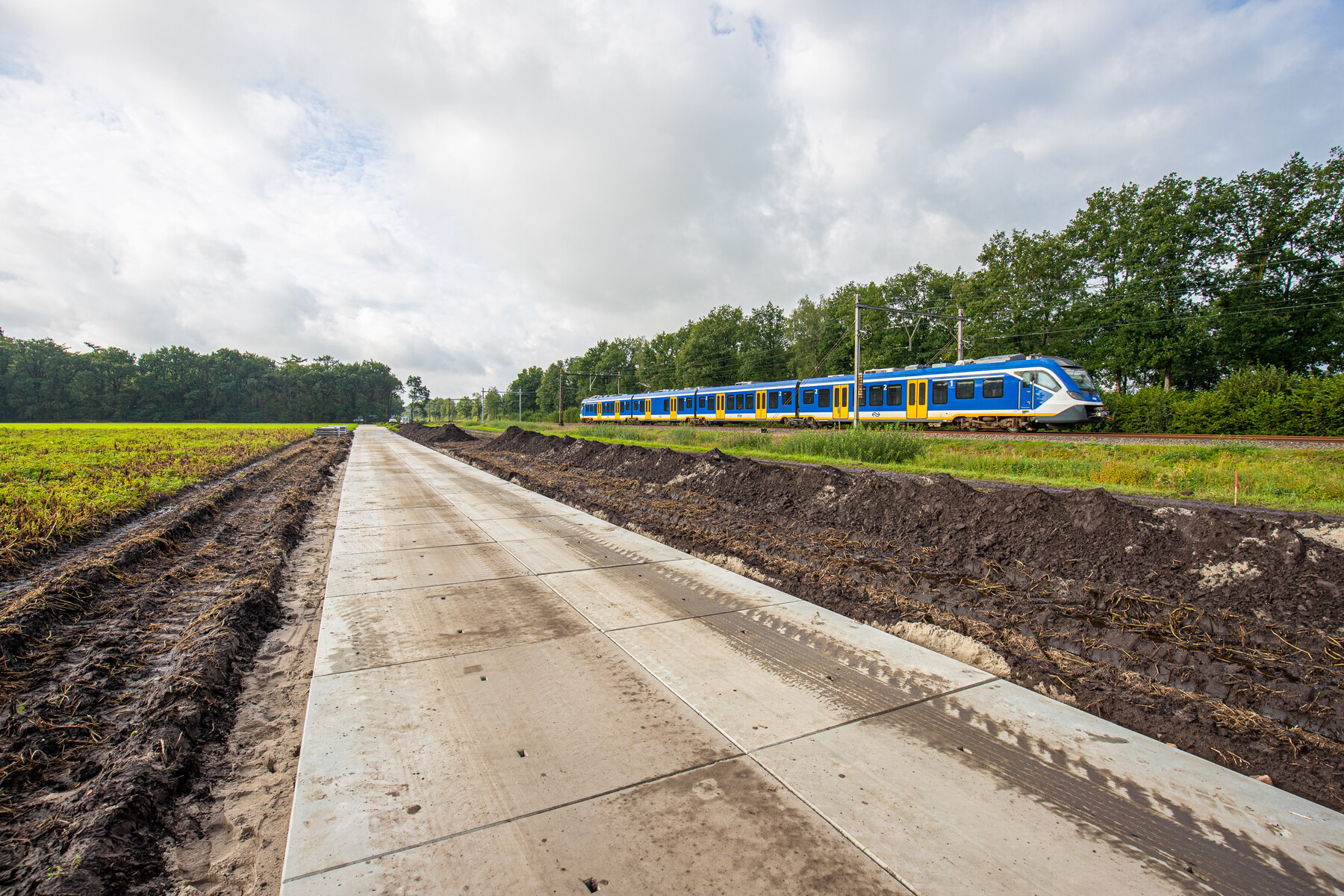 Een tijdelijke weg met stelconplaten