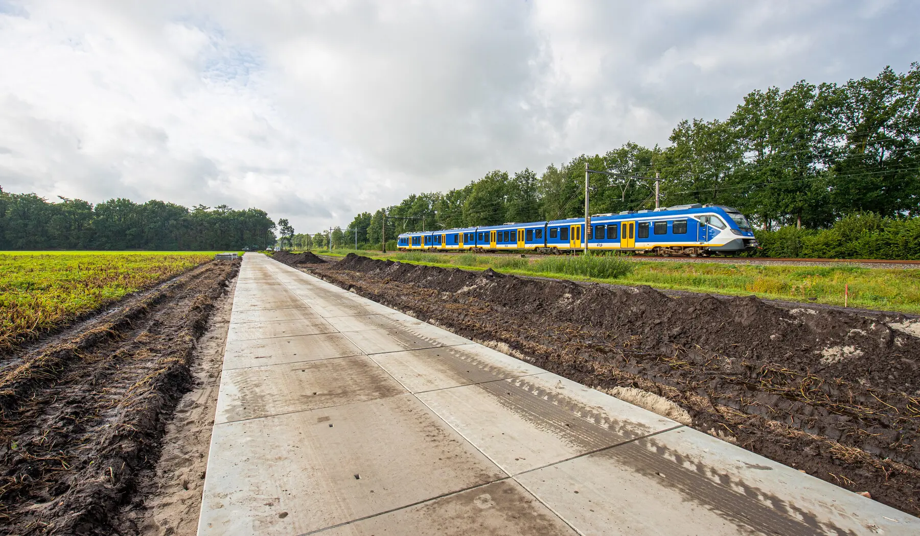 Een tijdelijke weg met stelconplaten