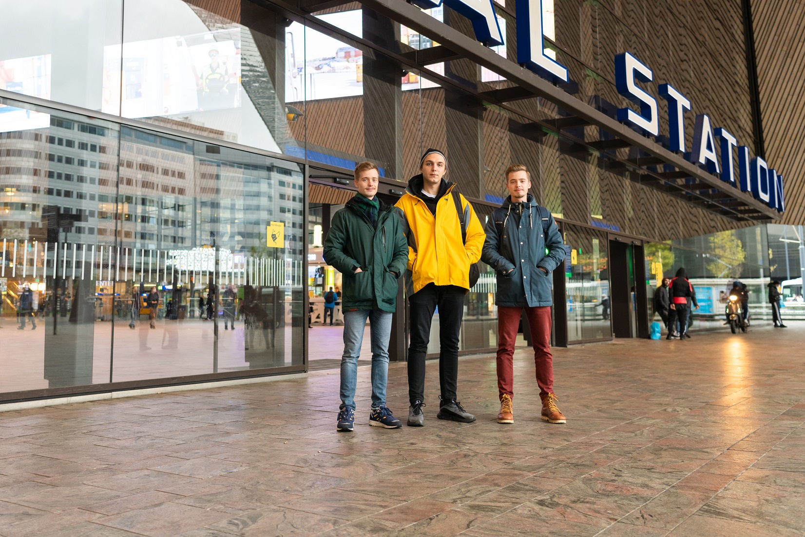 "Binnen Europa reis ik het liefst met de bus of met de trein. Ik plan alles ver vooruit en dat scheelt in de kosten.” - Michel Januzeryk