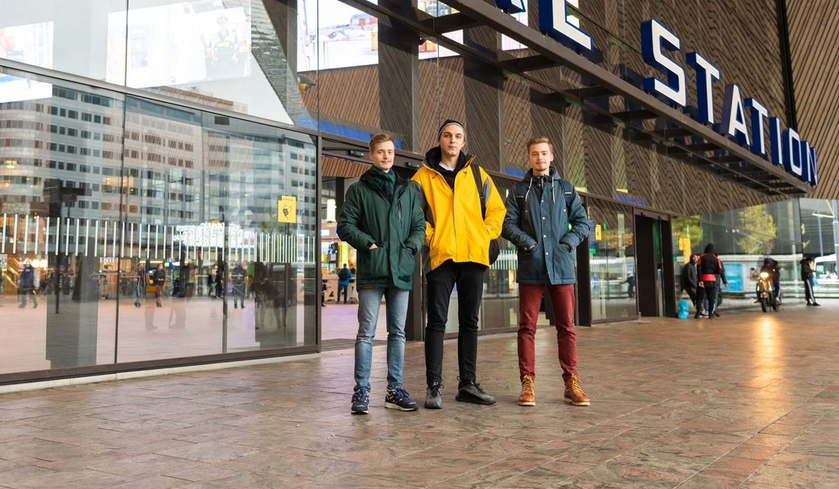 "Binnen Europa reis ik het liefst met de bus of met de trein. Ik plan alles ver vooruit en dat scheelt in de kosten.” - Michel Januzeryk
