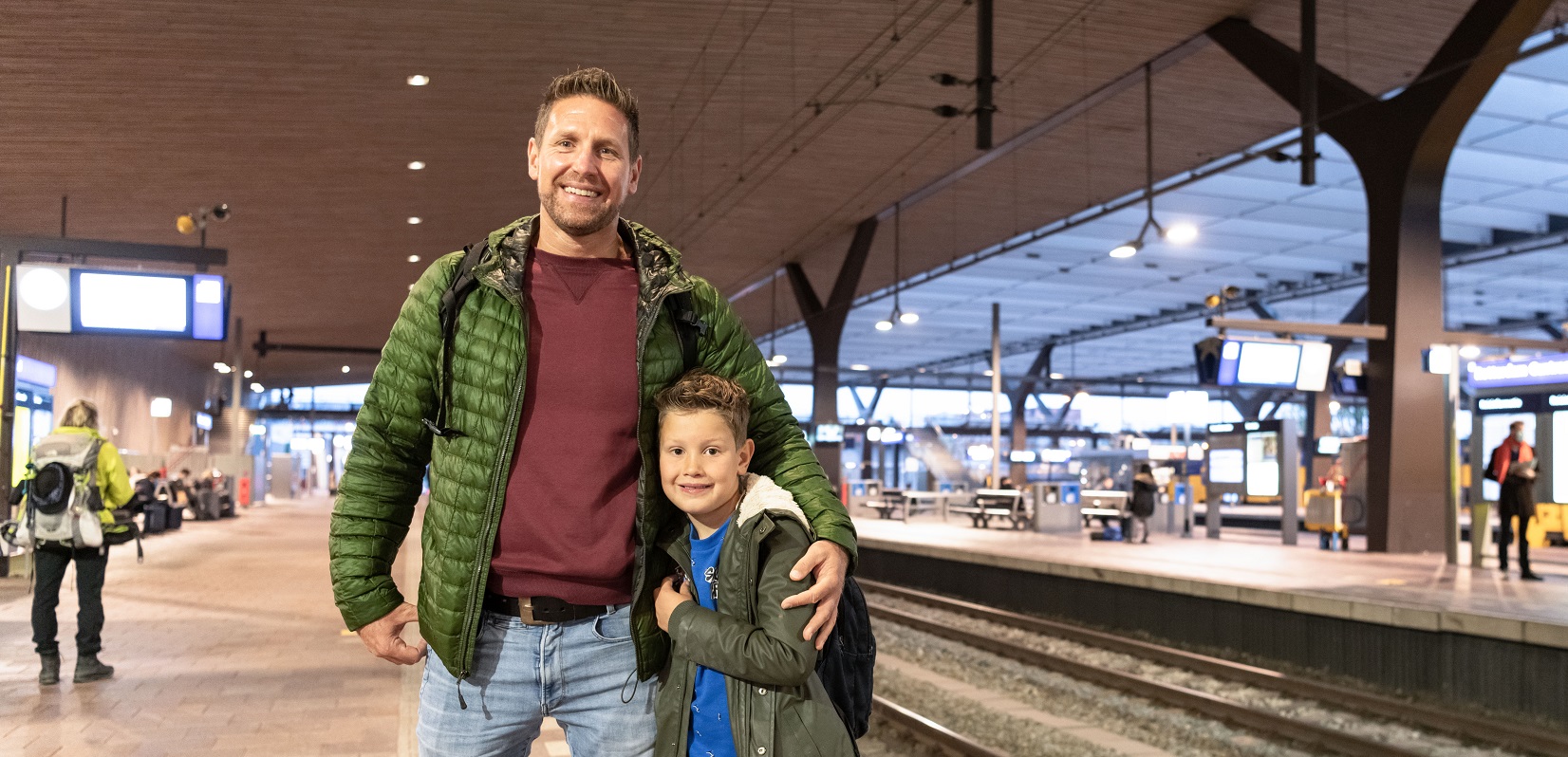 “Ik wil met mijn zoon een avontuur beleven en dan is het met de trein veel leuker dan met het vliegtuig. Ook is het is comfortabeler en makkelijker in vergelijking met het vliegtuig. Je hoeft geen bagage in te checken en uren van tevoren al ergens te zijn.” - Koen Buys