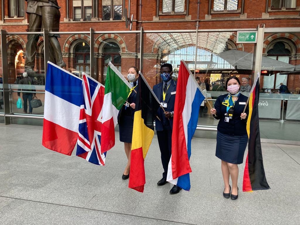 Treinstewards met vlaggen van verschillende landen