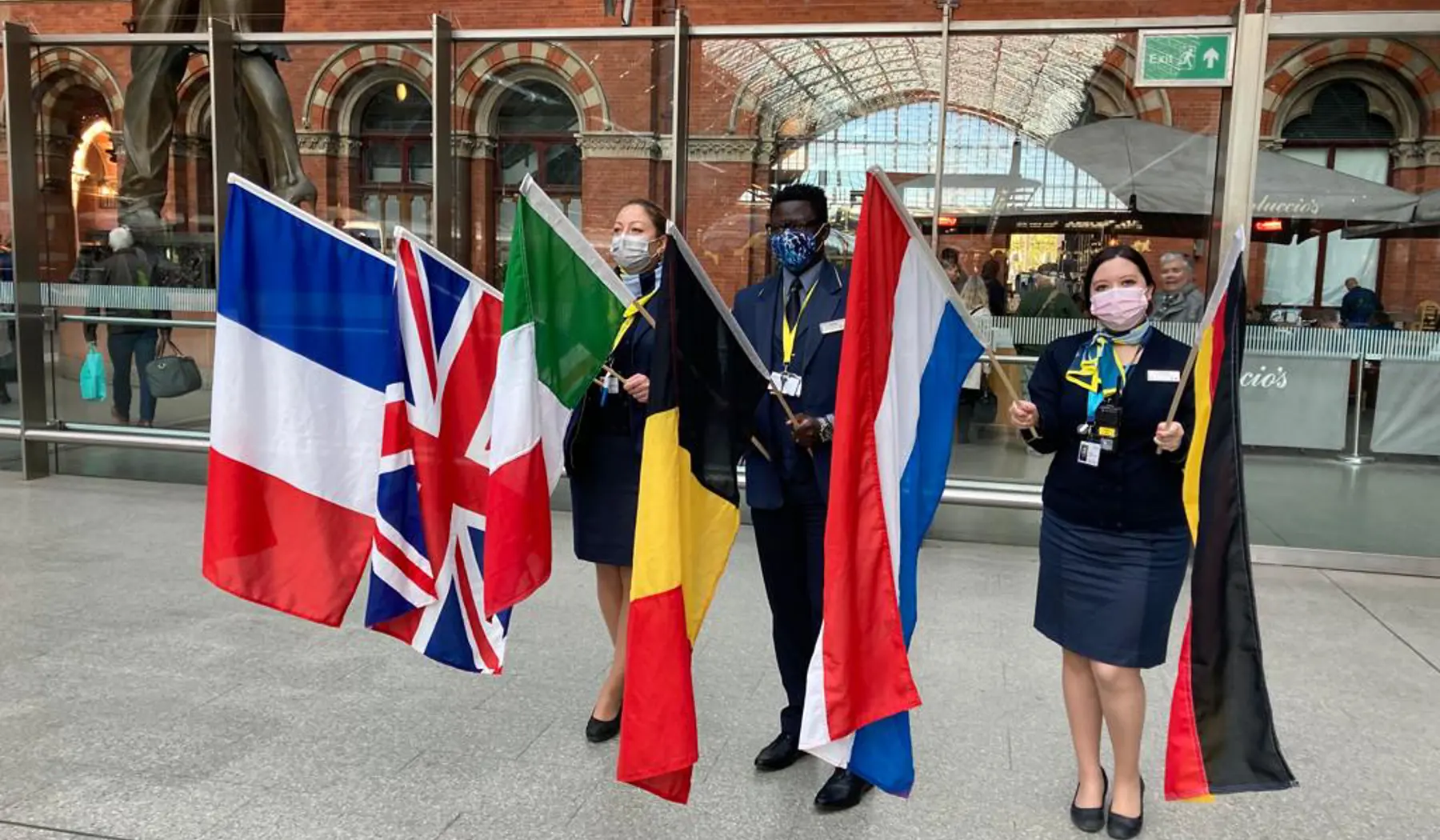 Stewards met vlaggen in Londen