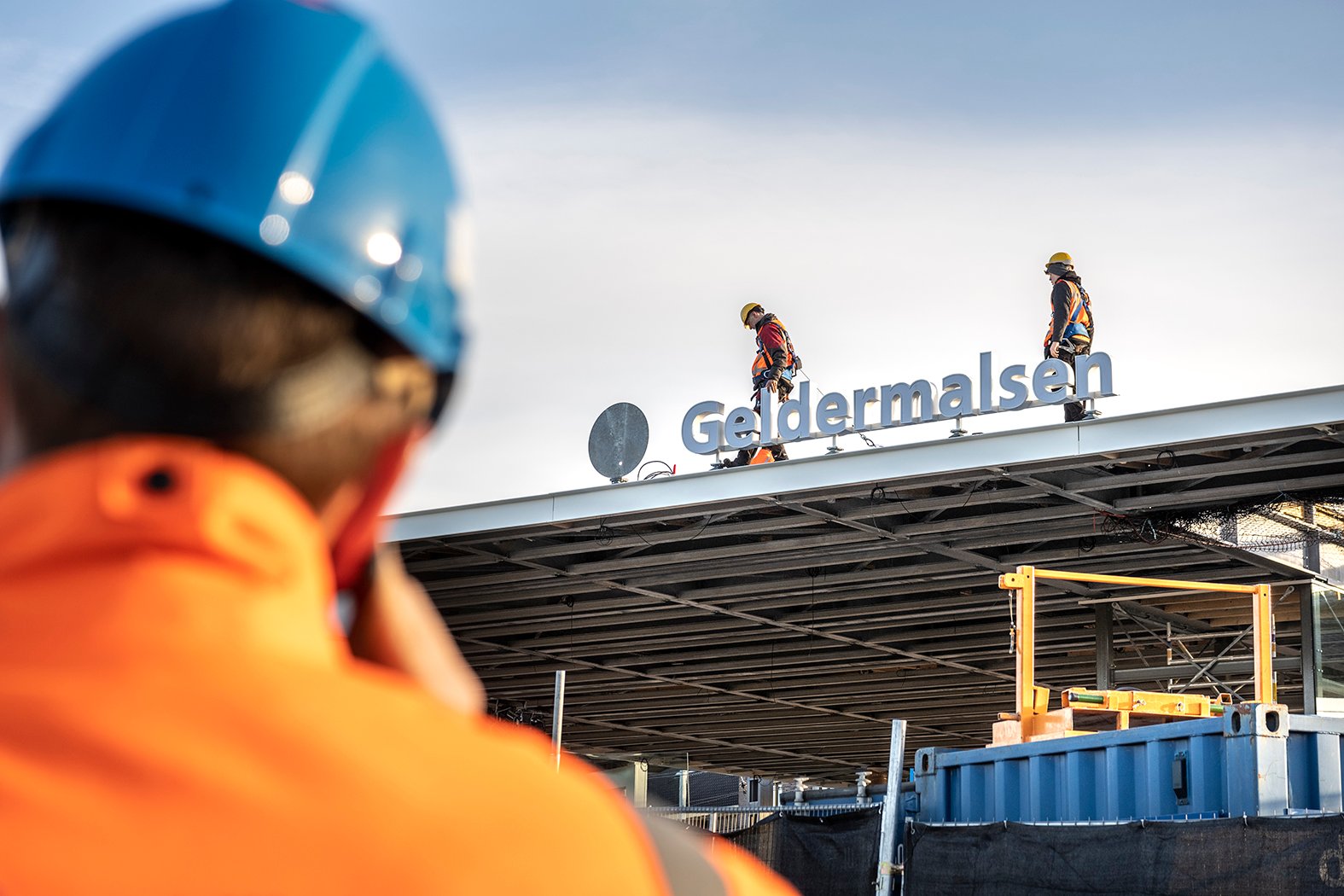 Ook de naam van het station staat weer netjes op de kap