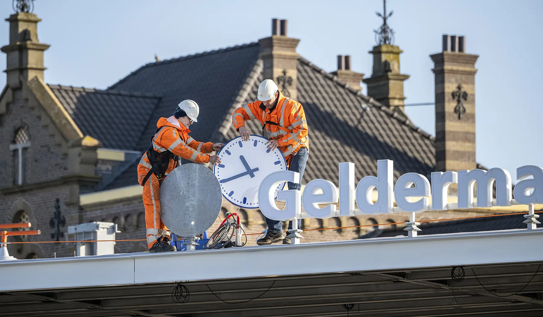De klok op station Geldermalsen wordt geplaatst