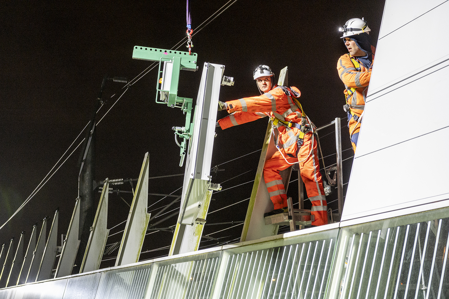 Het geluidsabsorberende paneel bijna op zijn plek