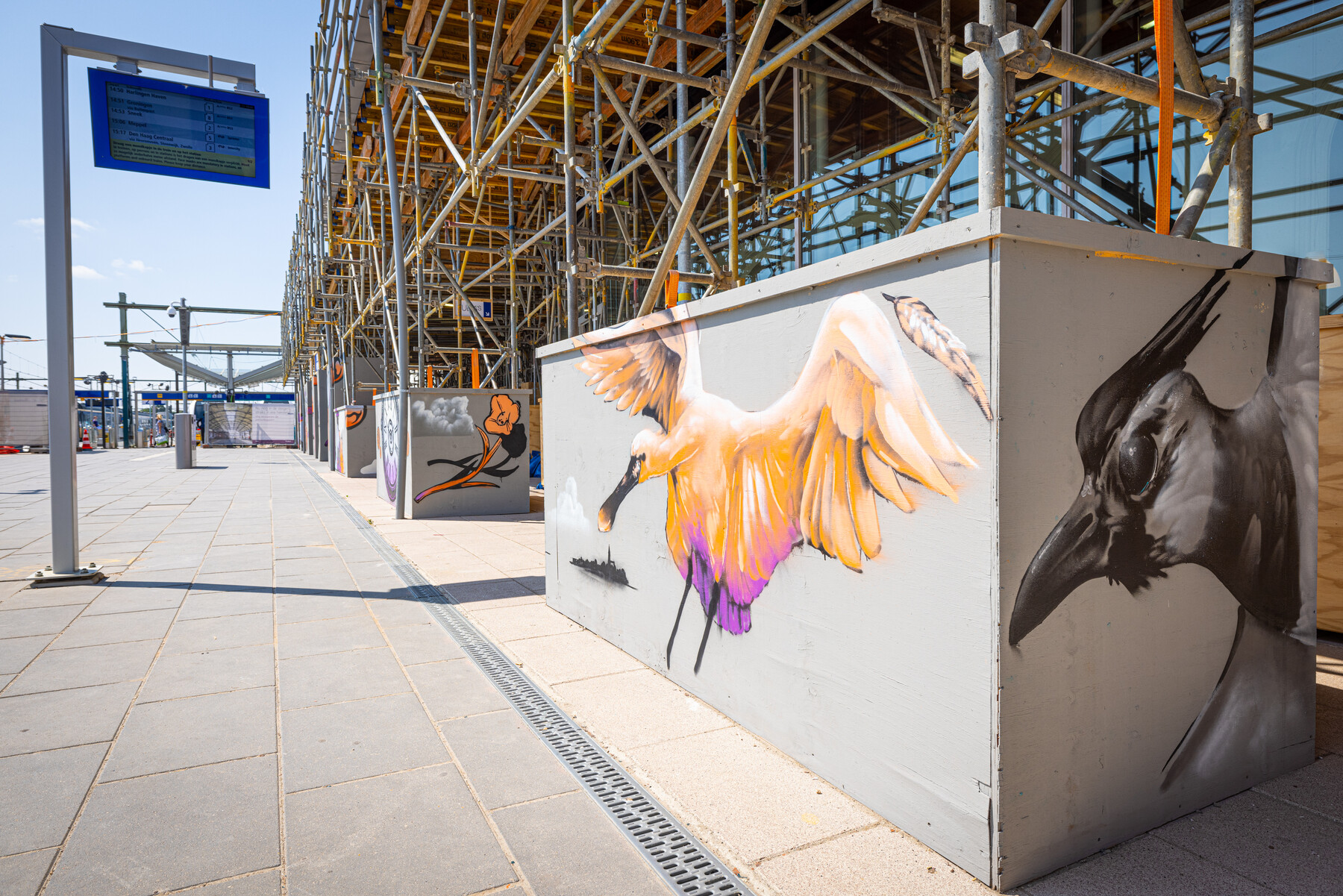 De bouwwanden op station Leeuwarden zijn door kunstenaars onder handen genomen
