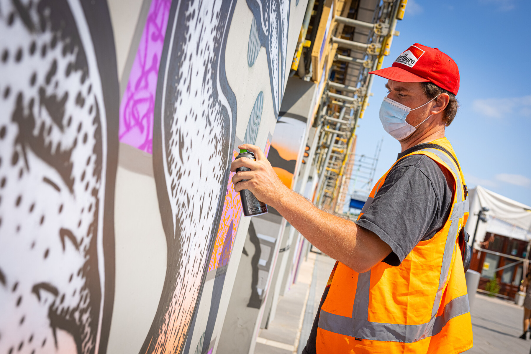 Kunstenaar Roy Schreuder verfraait (tijdelijk) het station