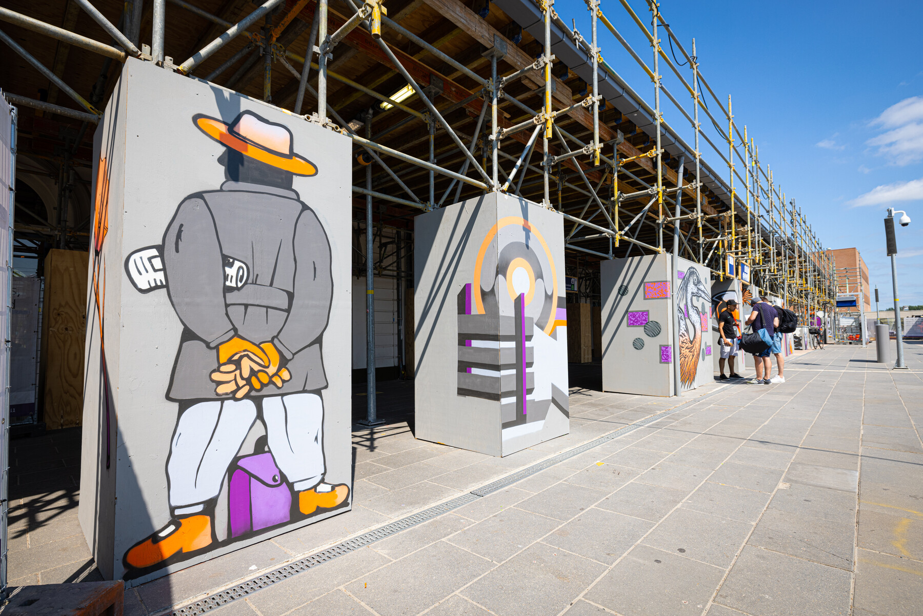 De bouwwanden zijn nodig, maar we zagen een kans om het station een fleurige uitstraling te laten geven