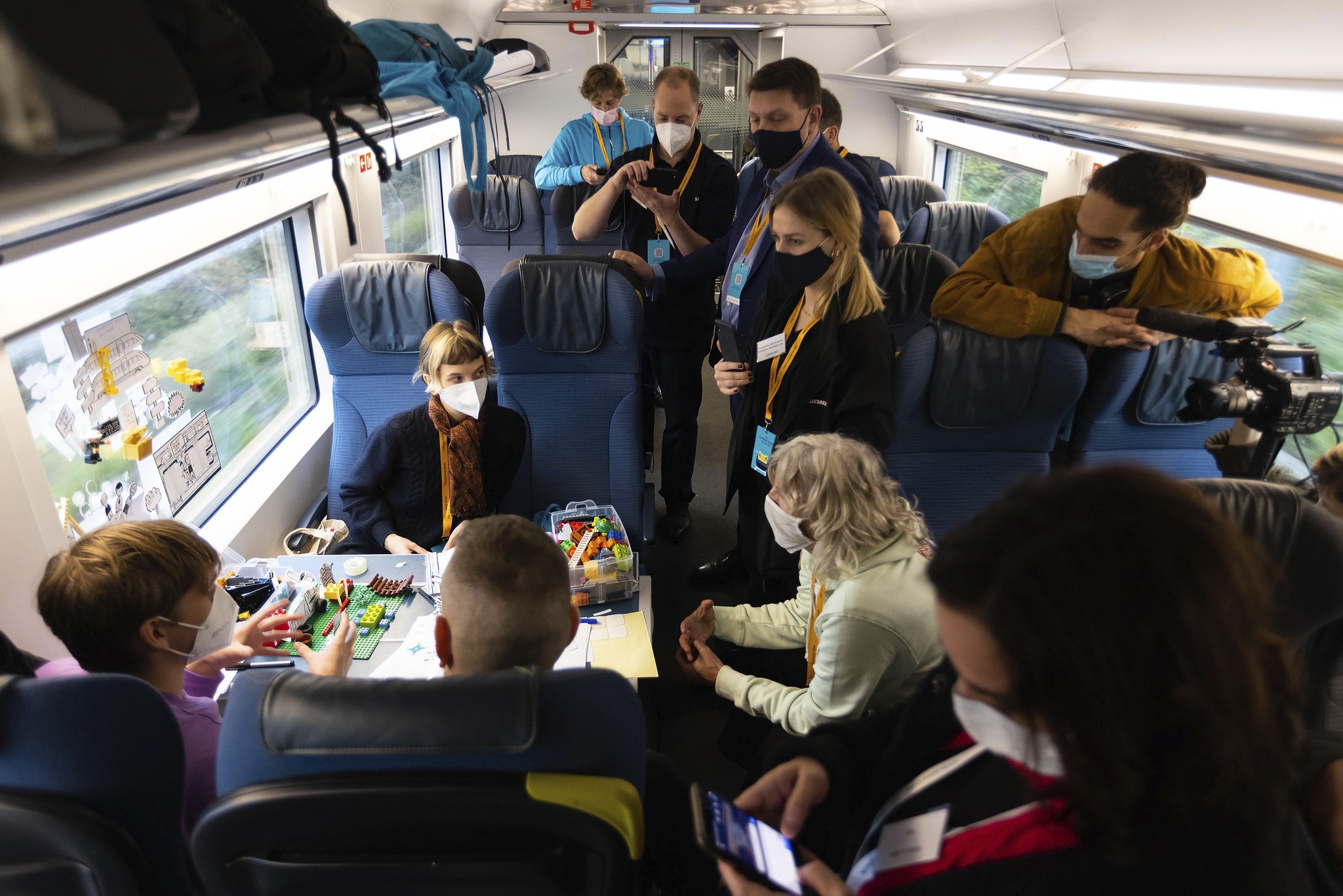 Aan boord van de klimaattrein wordt gewerkt en gediscussieerd