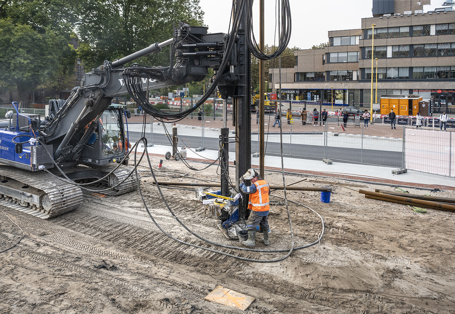 De oostelijke stalling ligt tussen het spoor en het vernieuwde busstation