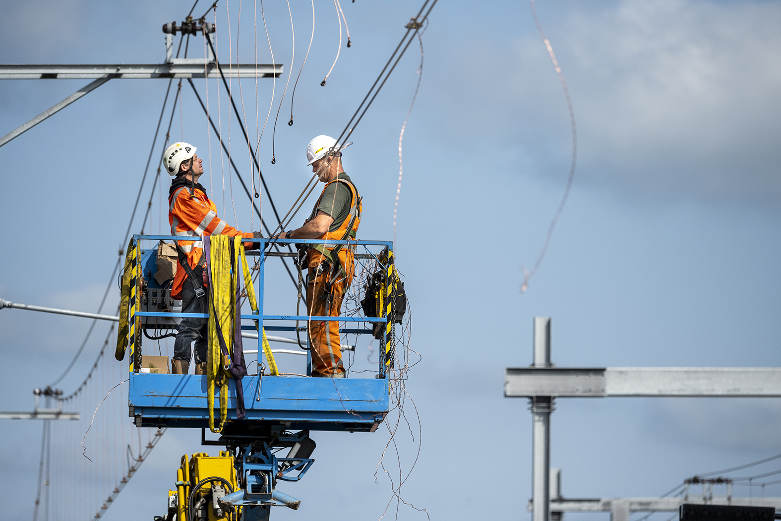 Na het weghalen van de traverse kan de bovenleiding weer worden teruggeplaatst