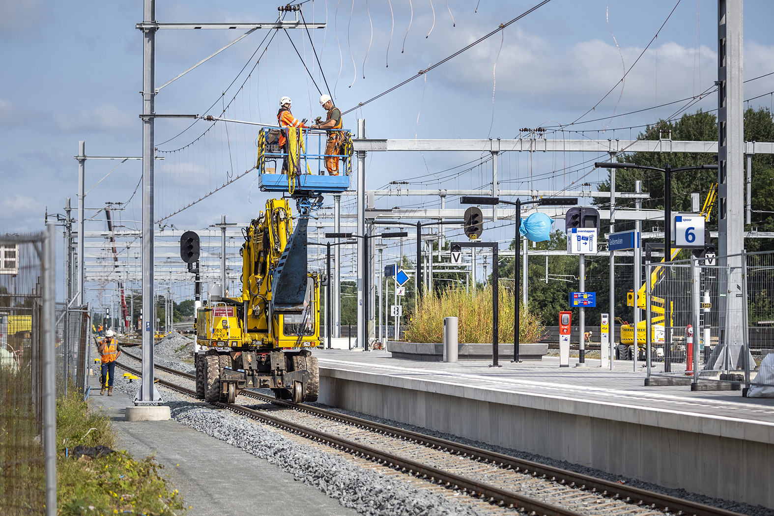 Na het weghalen van de traverse kan de bovenleiding weer worden teruggeplaatst