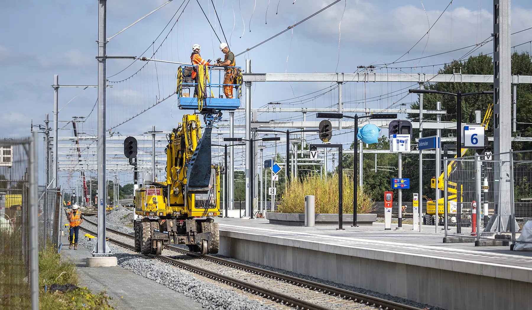 Na het weghalen van de traverse kan de bovenleiding weer worden teruggeplaatst