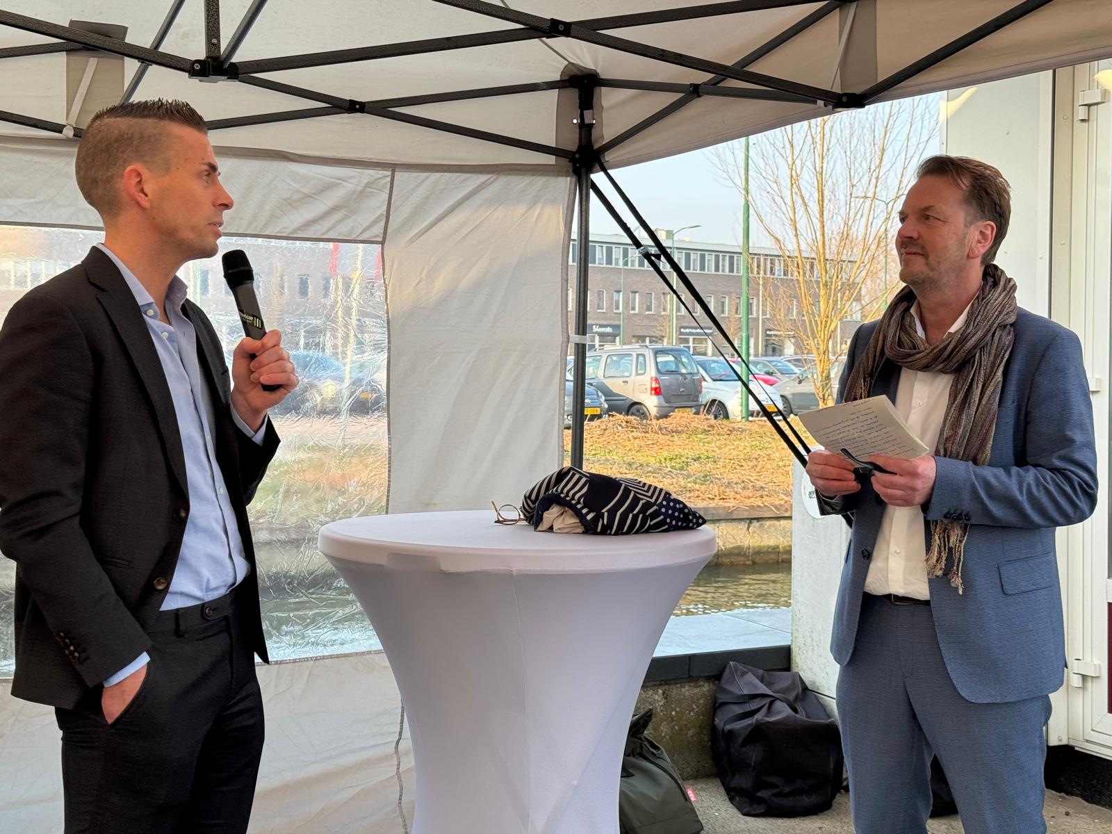 Harro Homan, regiodirecteur bij ProRail, voert het woord