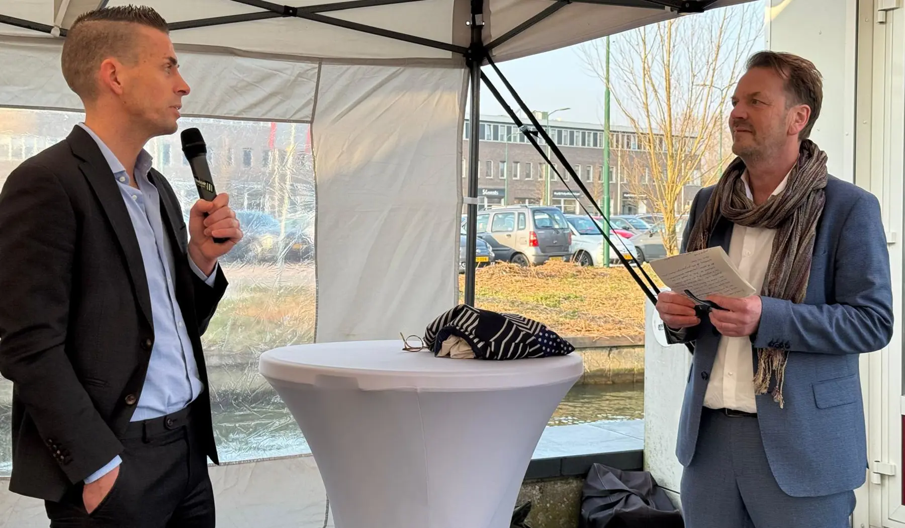 Harro Homan, regiodirecteur bij ProRail, voert het woord