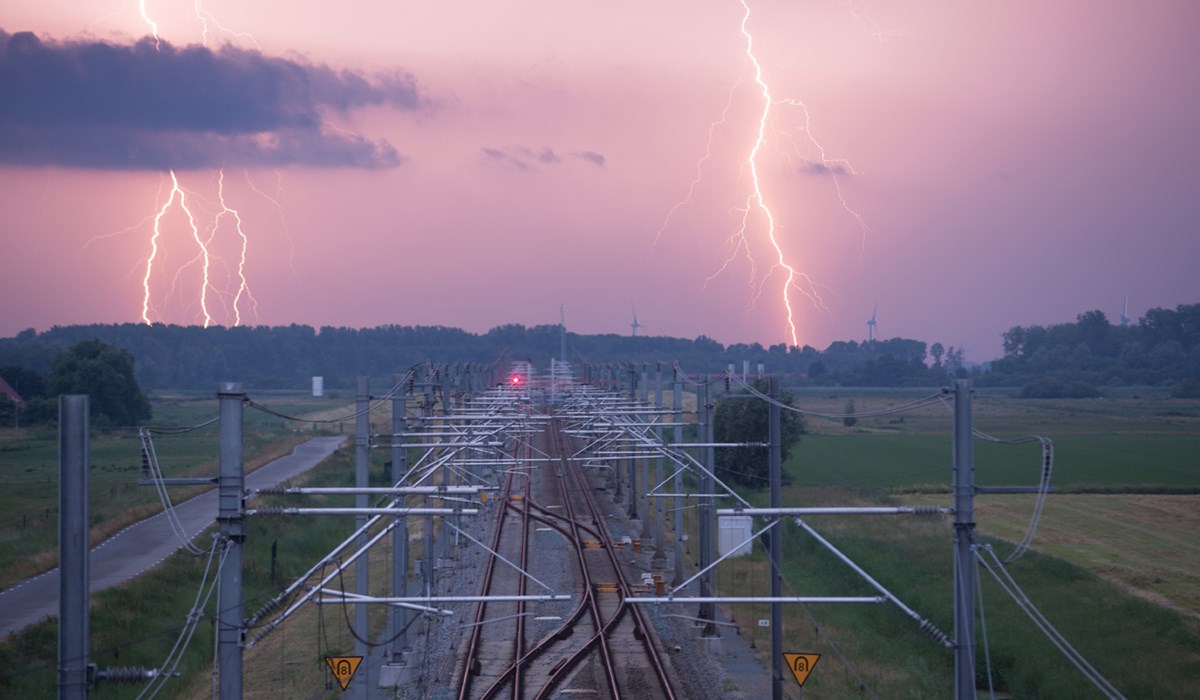 Onweer gaat meestal gepaard met bliksem; blikseminslagen zorgen voor storingen op het spoor