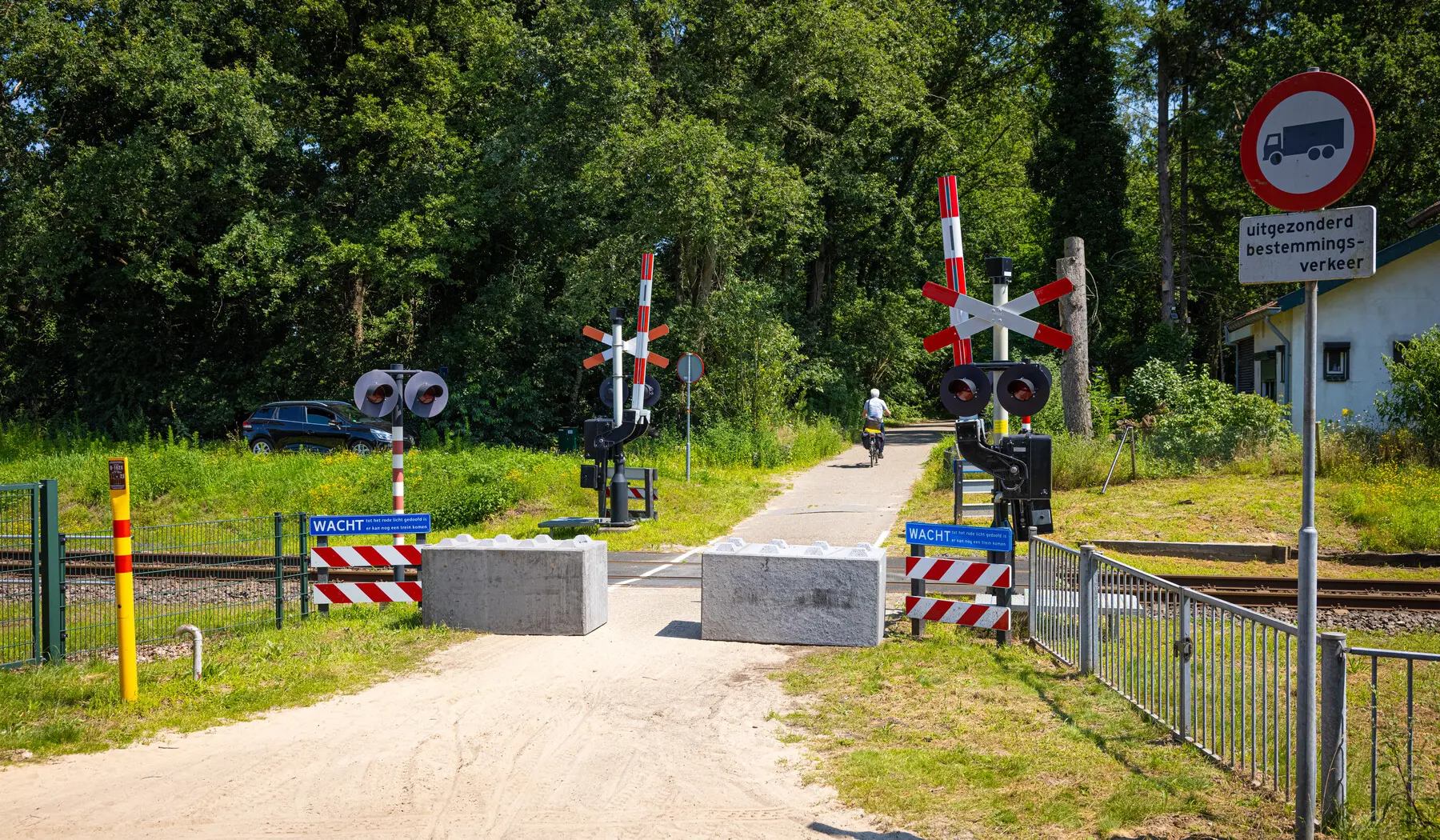 De spoorwegovergang in Horst aan de Maas is nu afgesloten voor gemotoriseerd verkeer