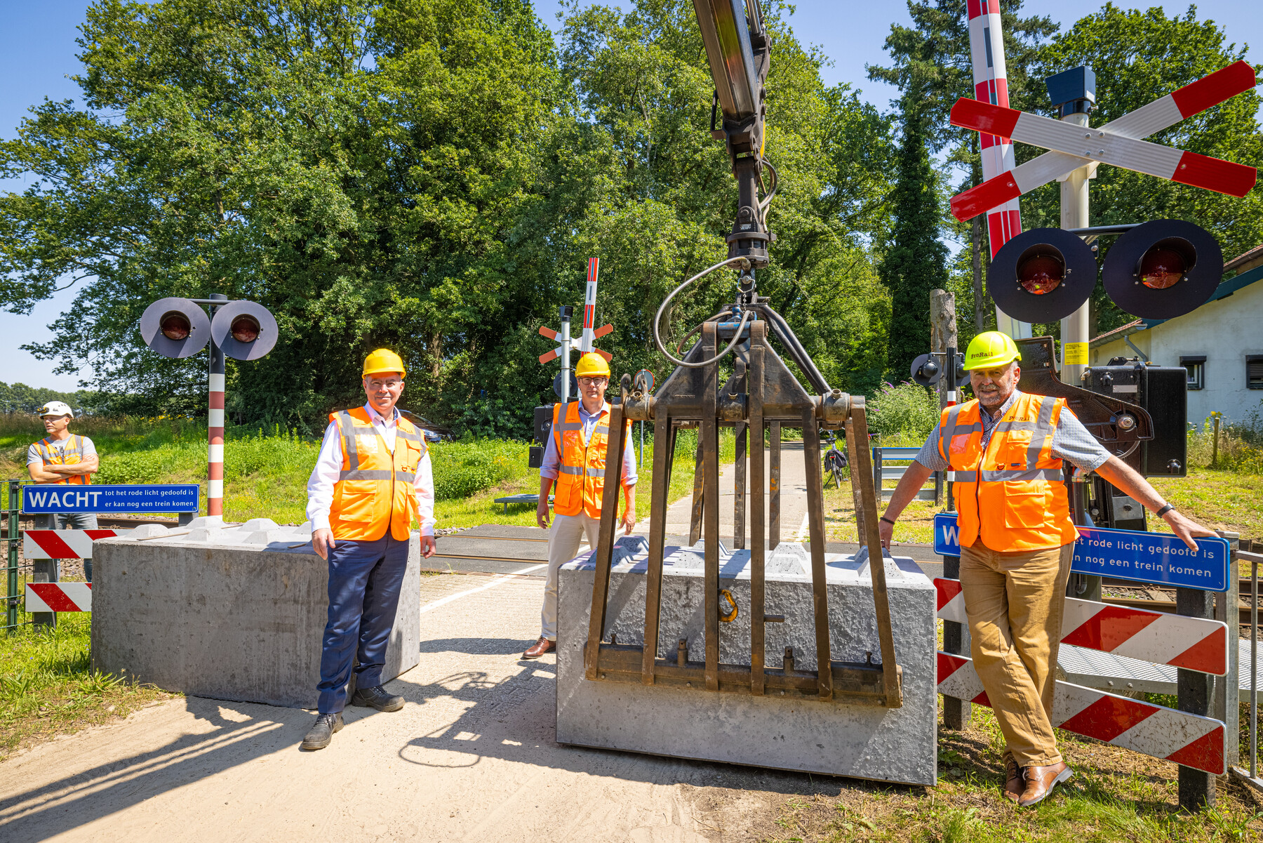 Dimitri Kruik (regiodirecteur ProRail), Sjors Peeters (wethouder gemeente Venlo) en Eric Beurskens (wethouder gemeente Horst aan de Maas) bij de overgang