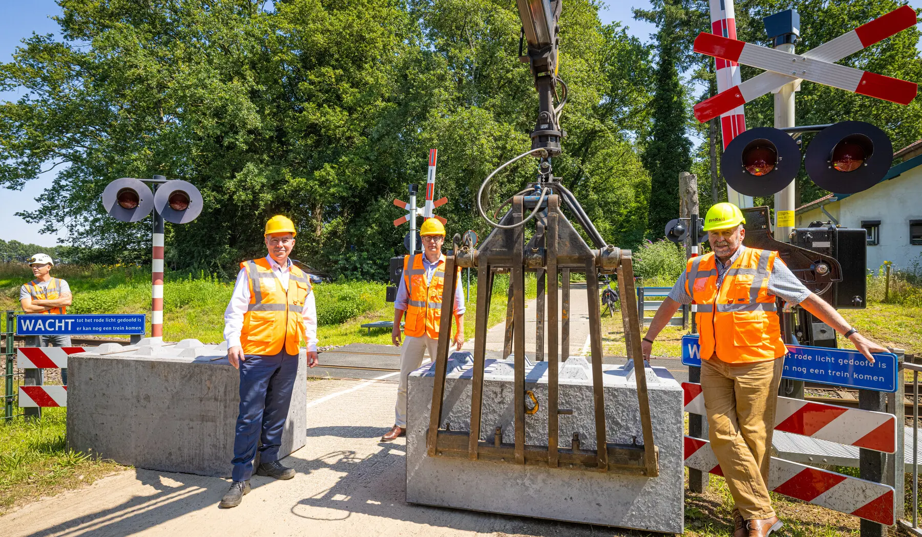 Dimitri Kruik (regiodirecteur ProRail), Sjors Peeters (wethouder gemeente Venlo) en Eric Beurskens (wethouder gemeente Horst aan de Maas) bij de overgang