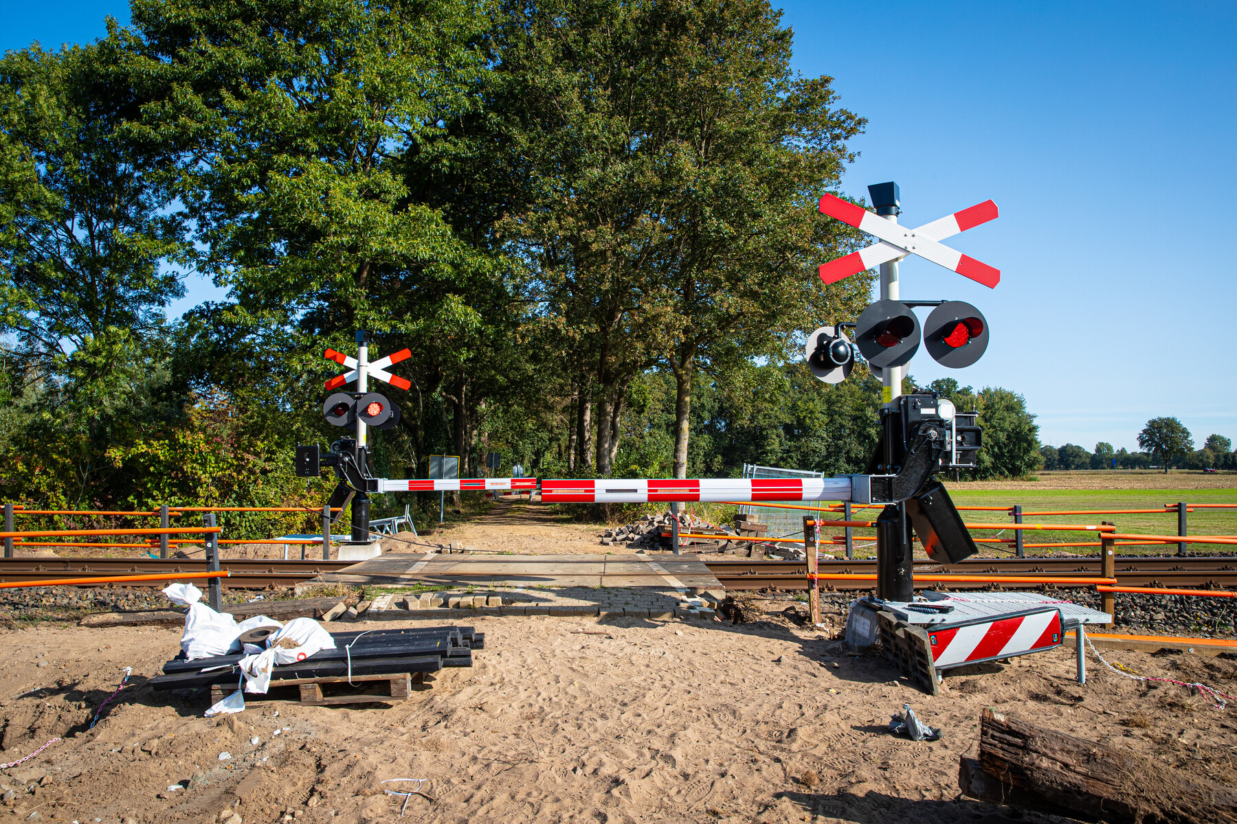 De nieuwe spoorbomen, lampen en bellen op overweg Tuunterweg in Aalten