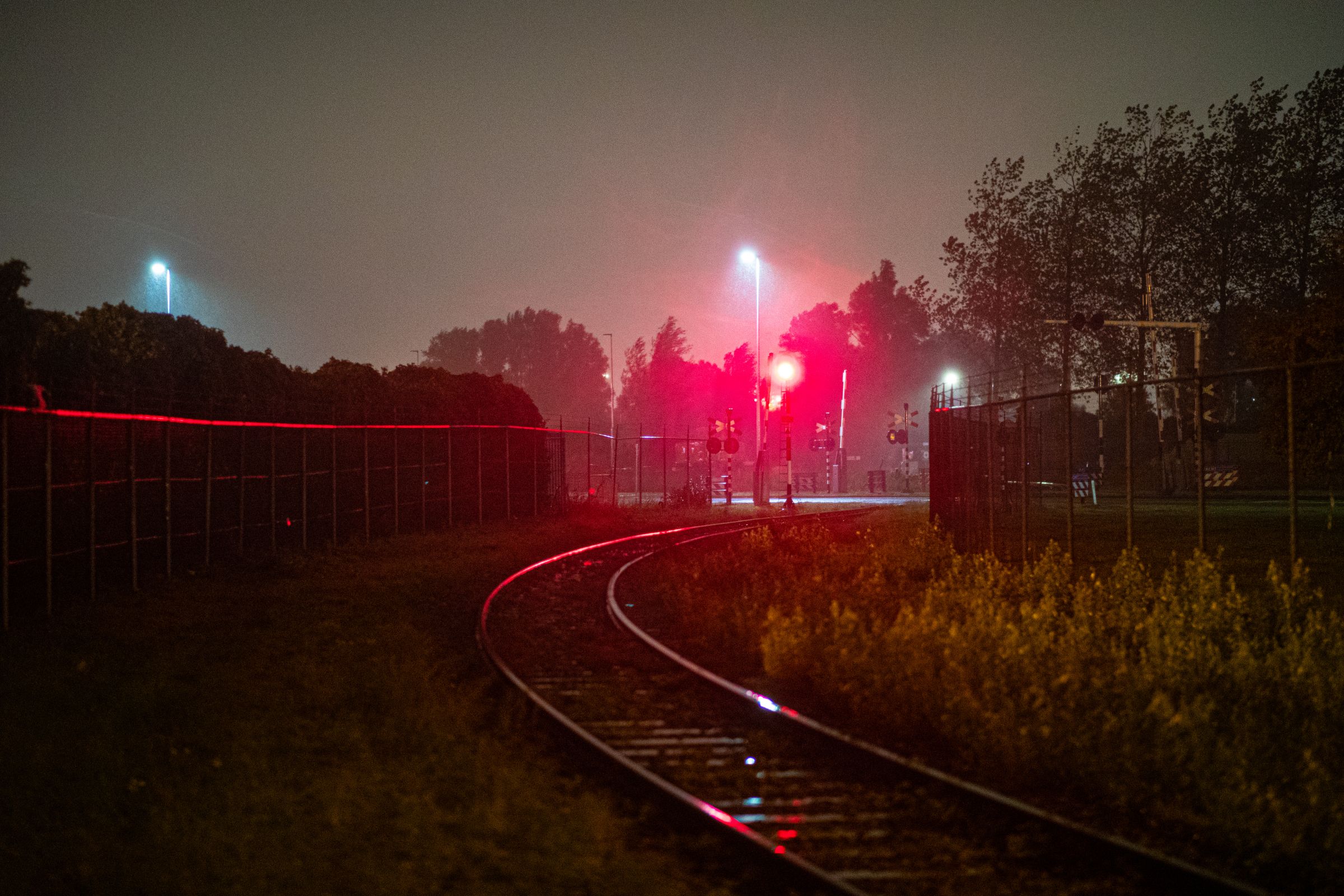 Het spoor bij nacht in het Rotterdamse havengebied