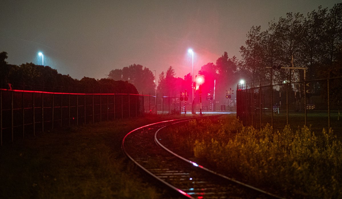 Het spoor bij nacht in het Rotterdamse havengebied