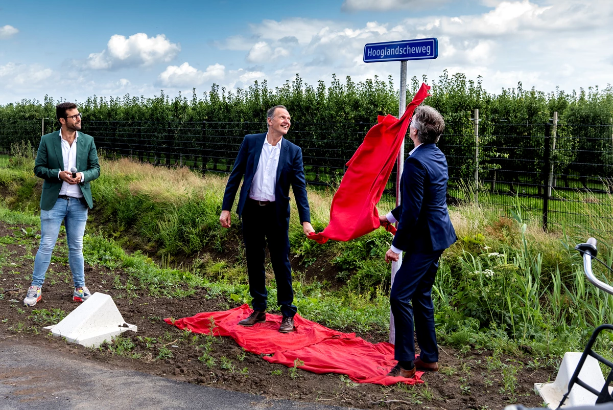 De Hooglandscheweg werd feestelijk geopend
