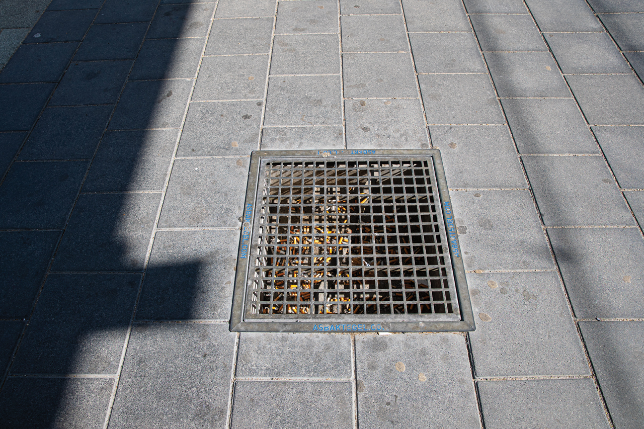 Toen roken nog gewoon was; peuken op het perron