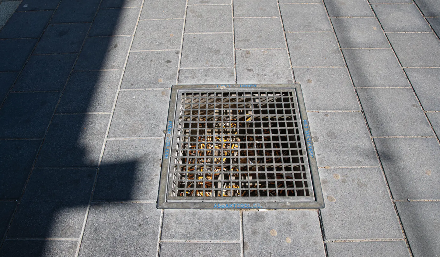 Toen roken nog gewoon was; peuken op het perron