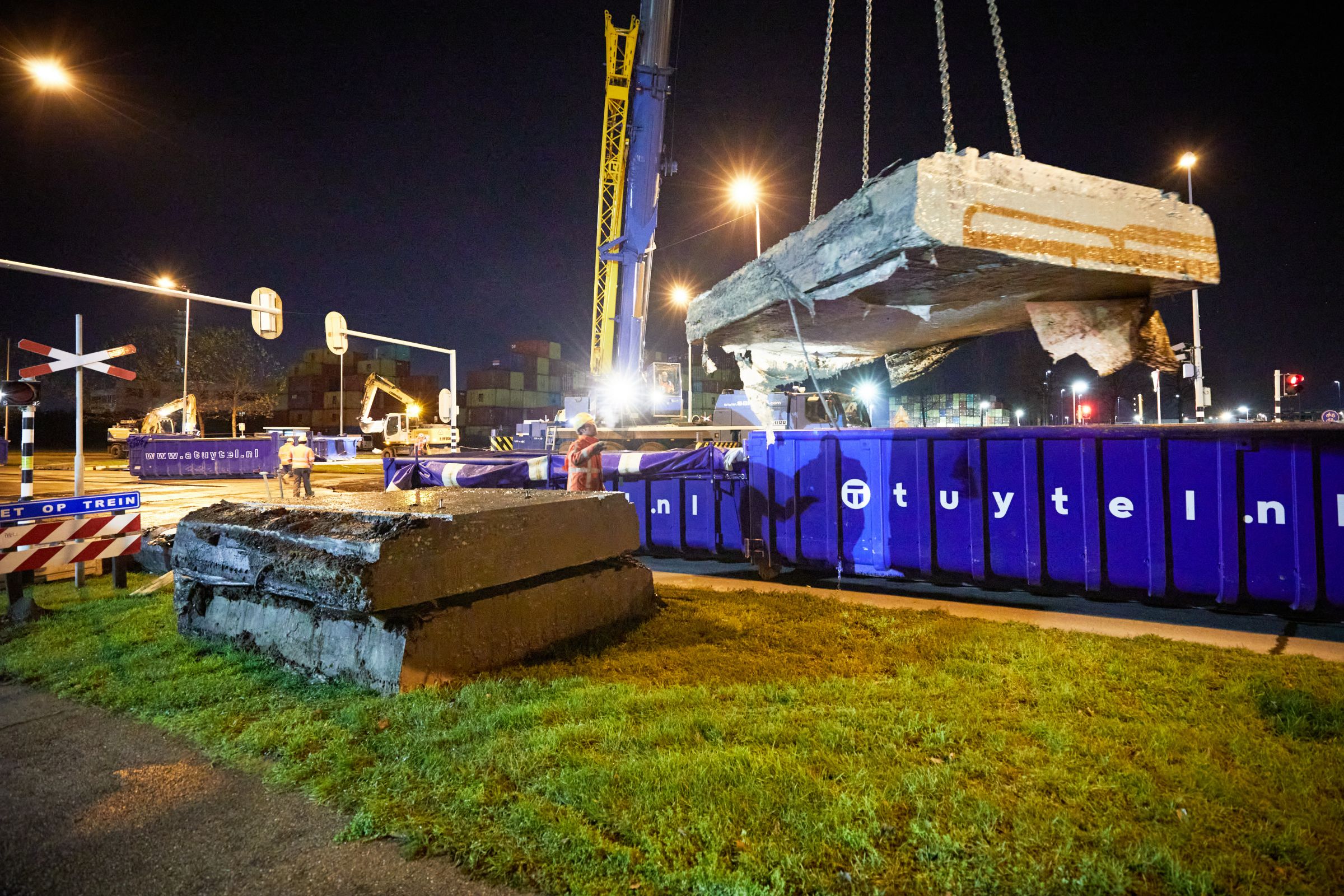 De oude overwegconstructie werd in stukken gezaagd en weggetakeld