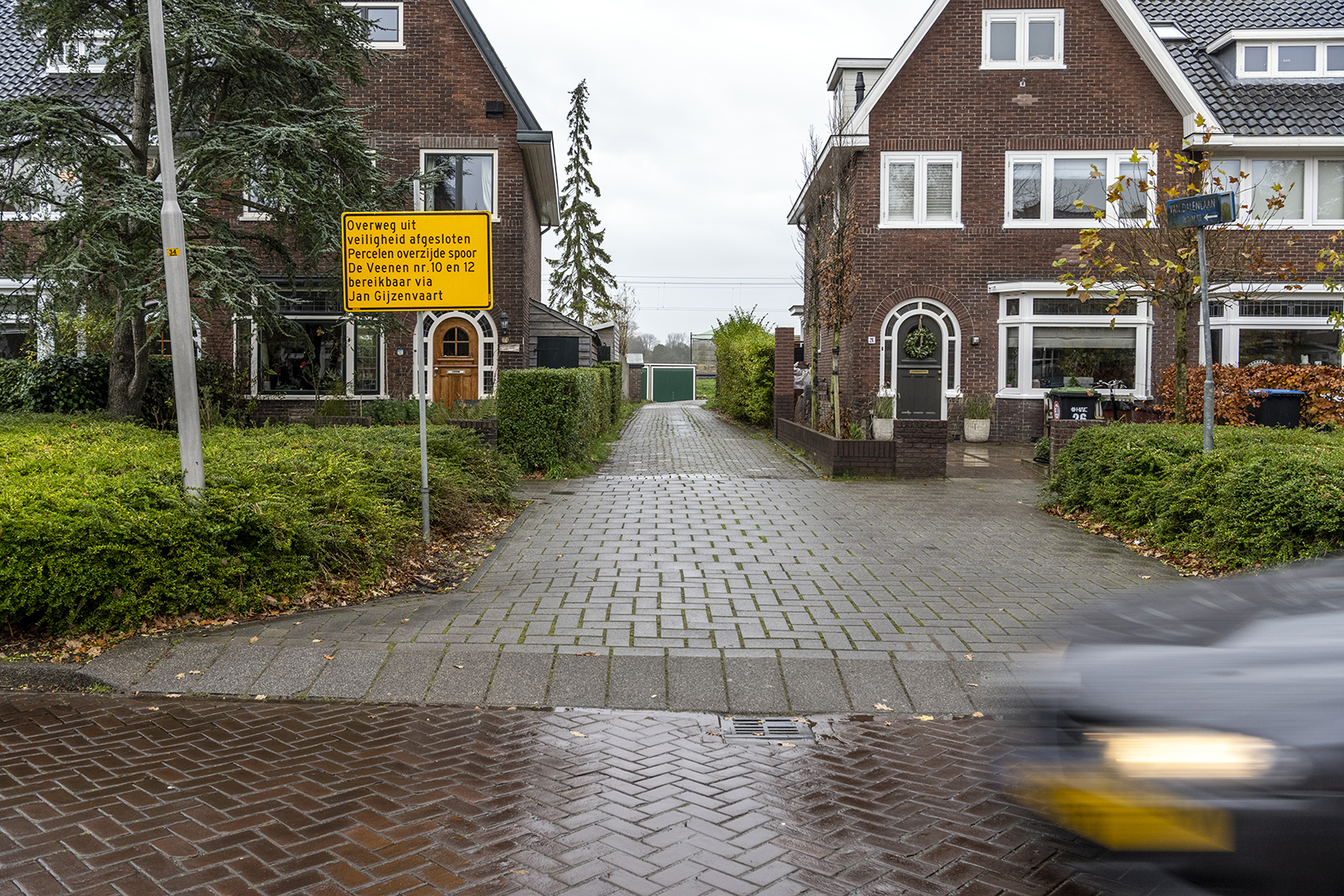 Tussen de huizen door kwam je bij de onbewaakte overweg