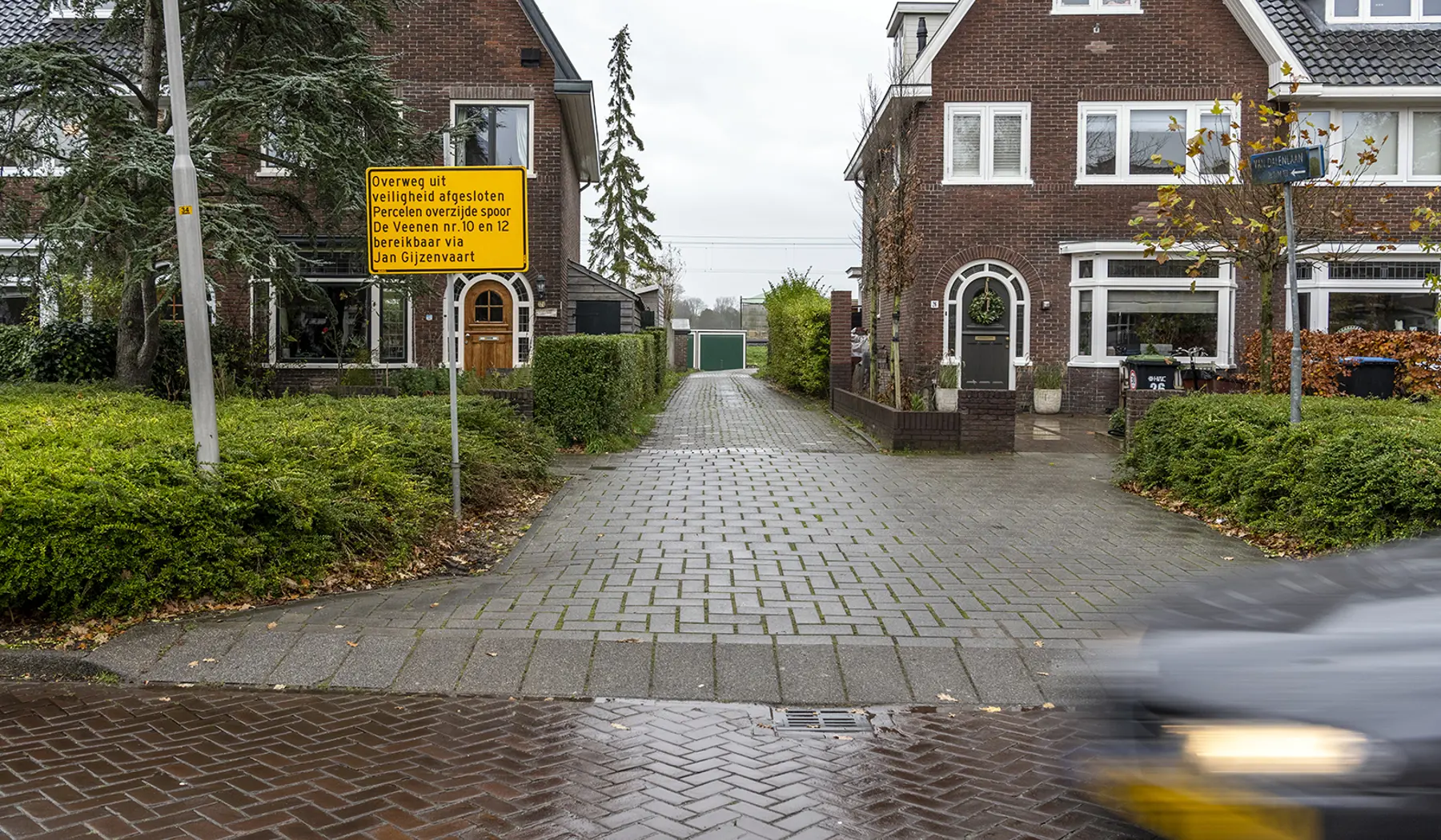 Tussen de huizen door kwam je bij de onbewaakte overweg