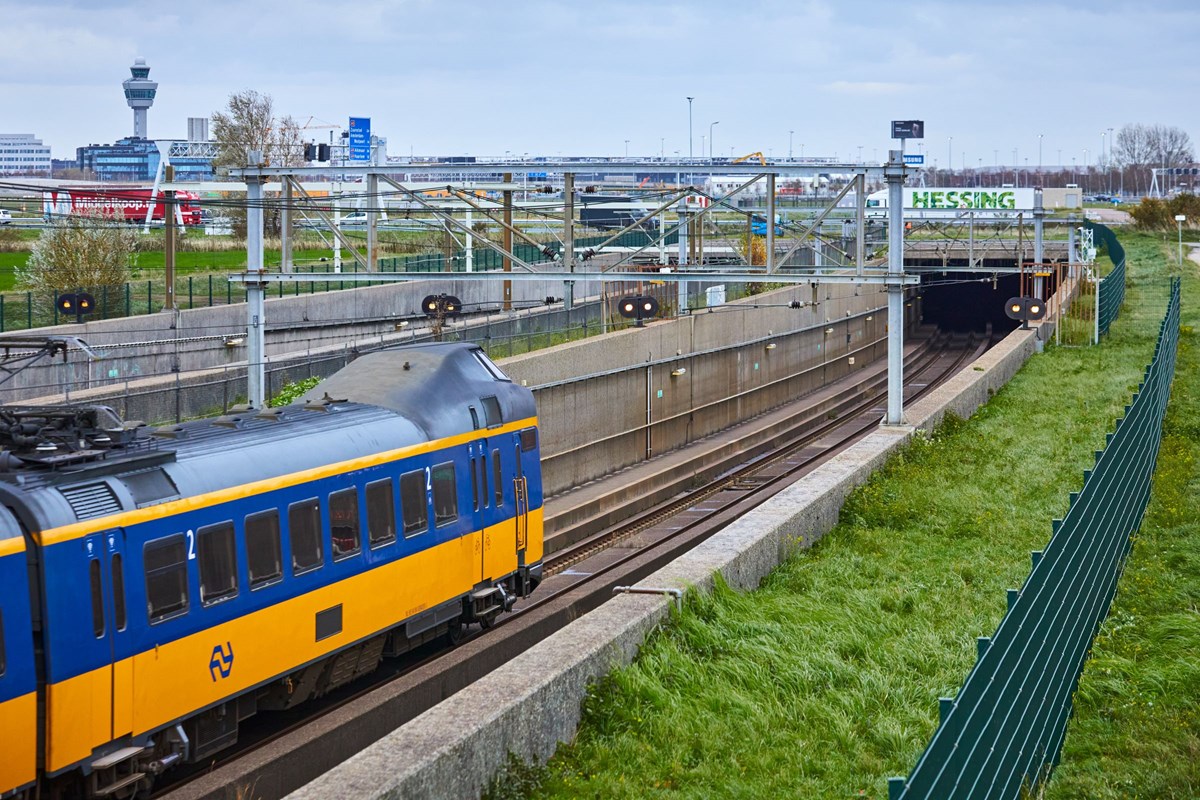 Luchthaven Schiphol: Intercitytreinstel rijdt Schipholtunnel in.
