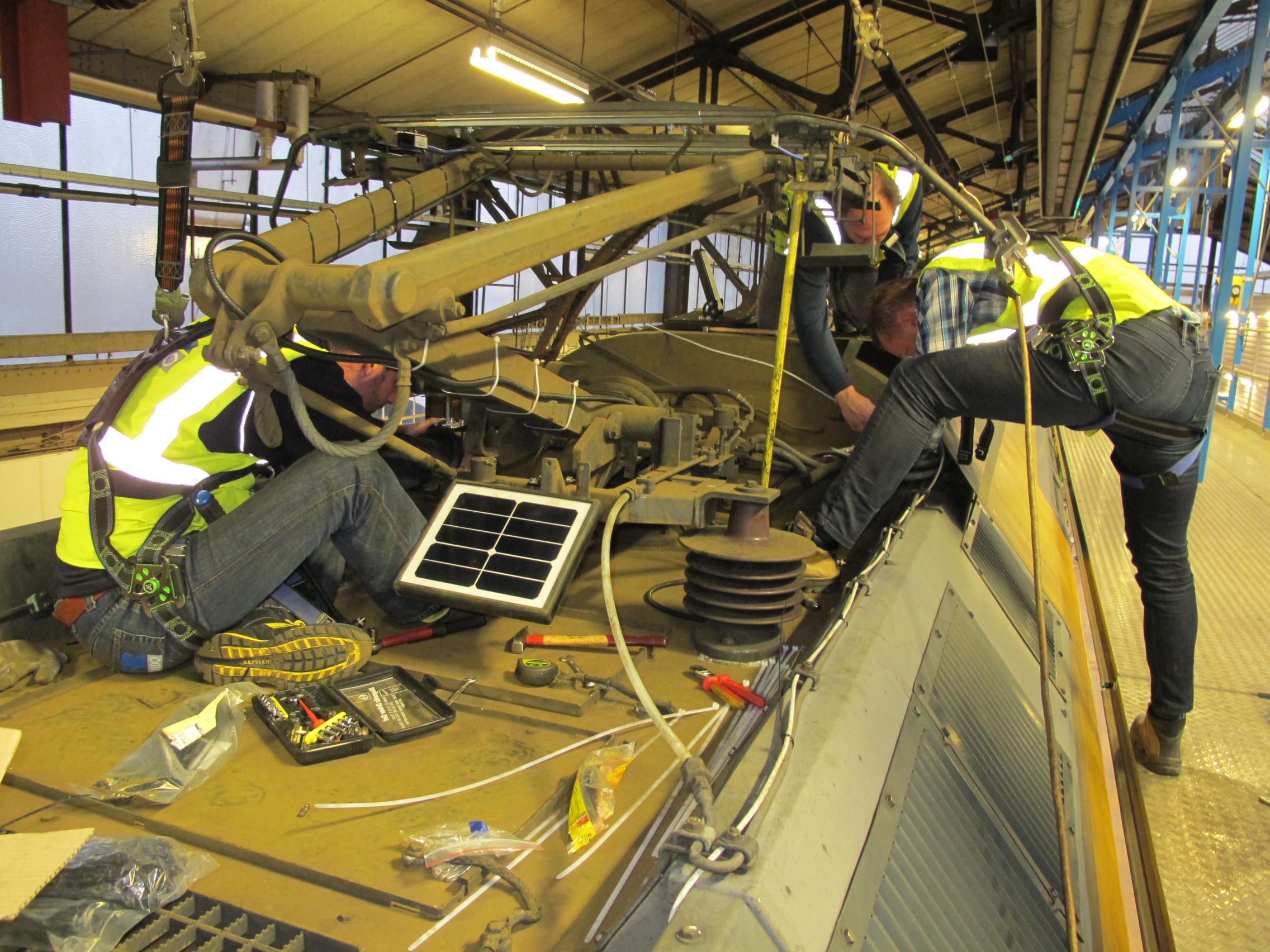 De sensoren worden op de trein geïnstalleerd