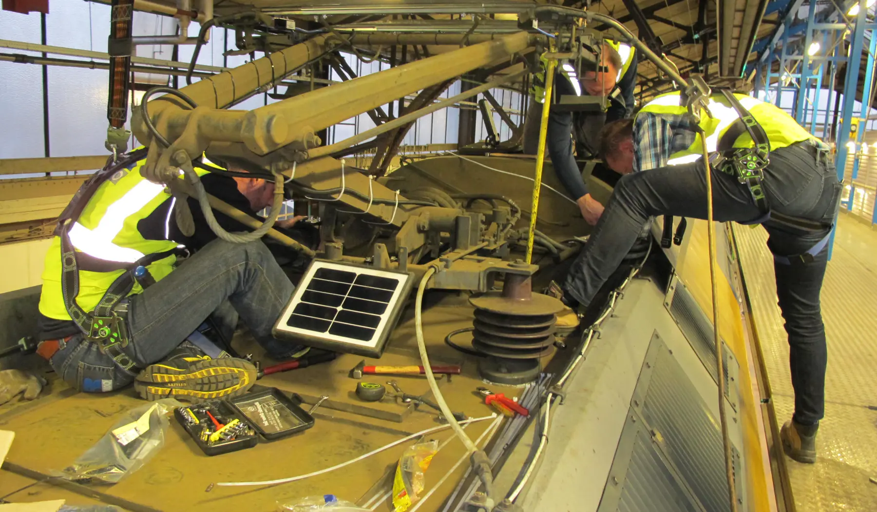 De sensoren worden op de trein geïnstalleerd