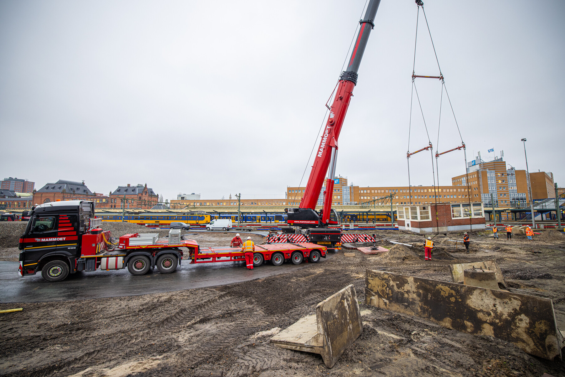 En de rest van het gebouwtje door de lucht