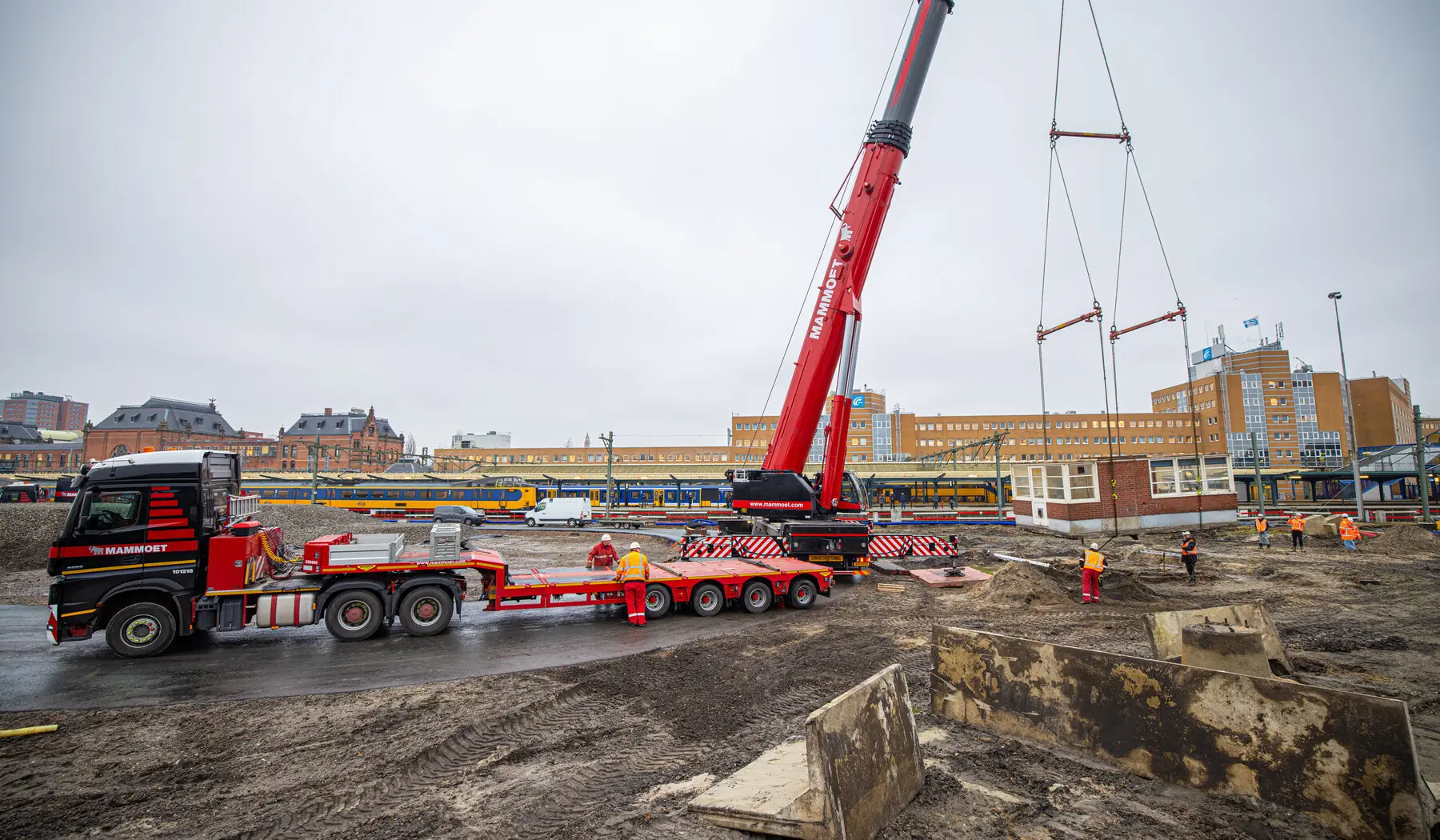 En de rest van het gebouwtje door de lucht