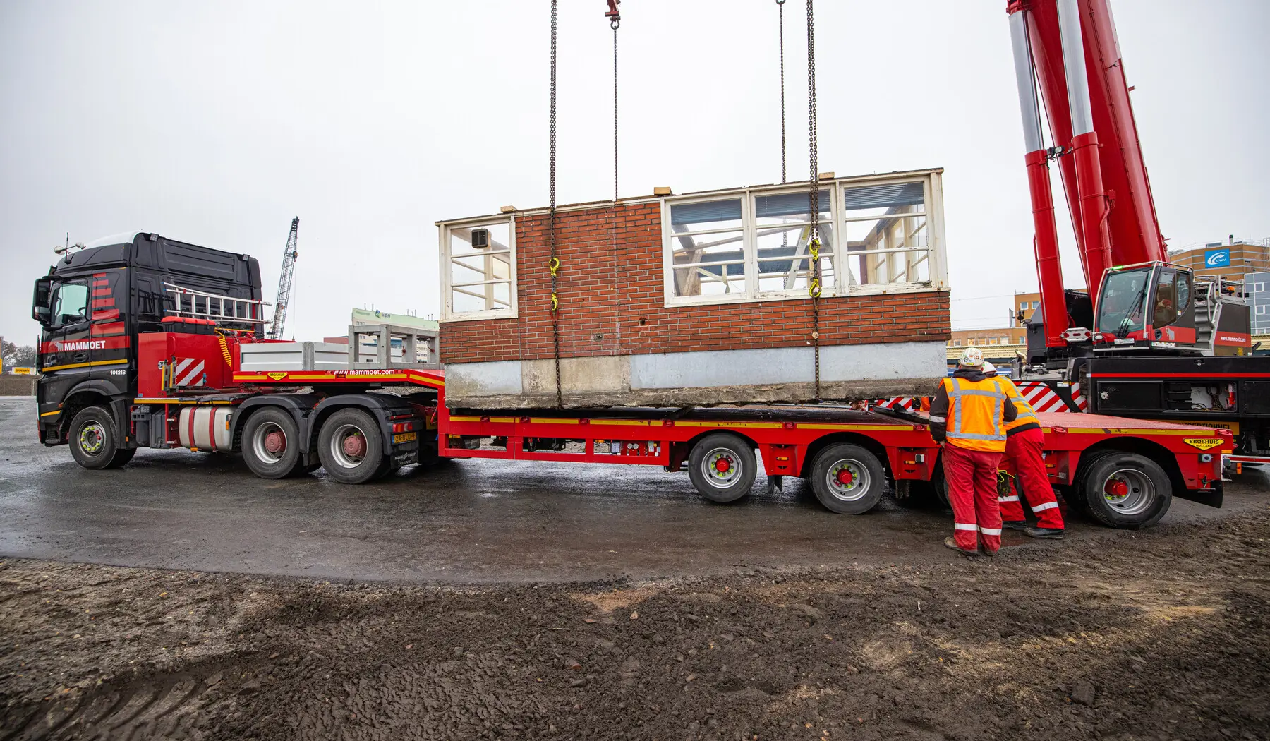 Op een tweede vrachtwagen voor transport