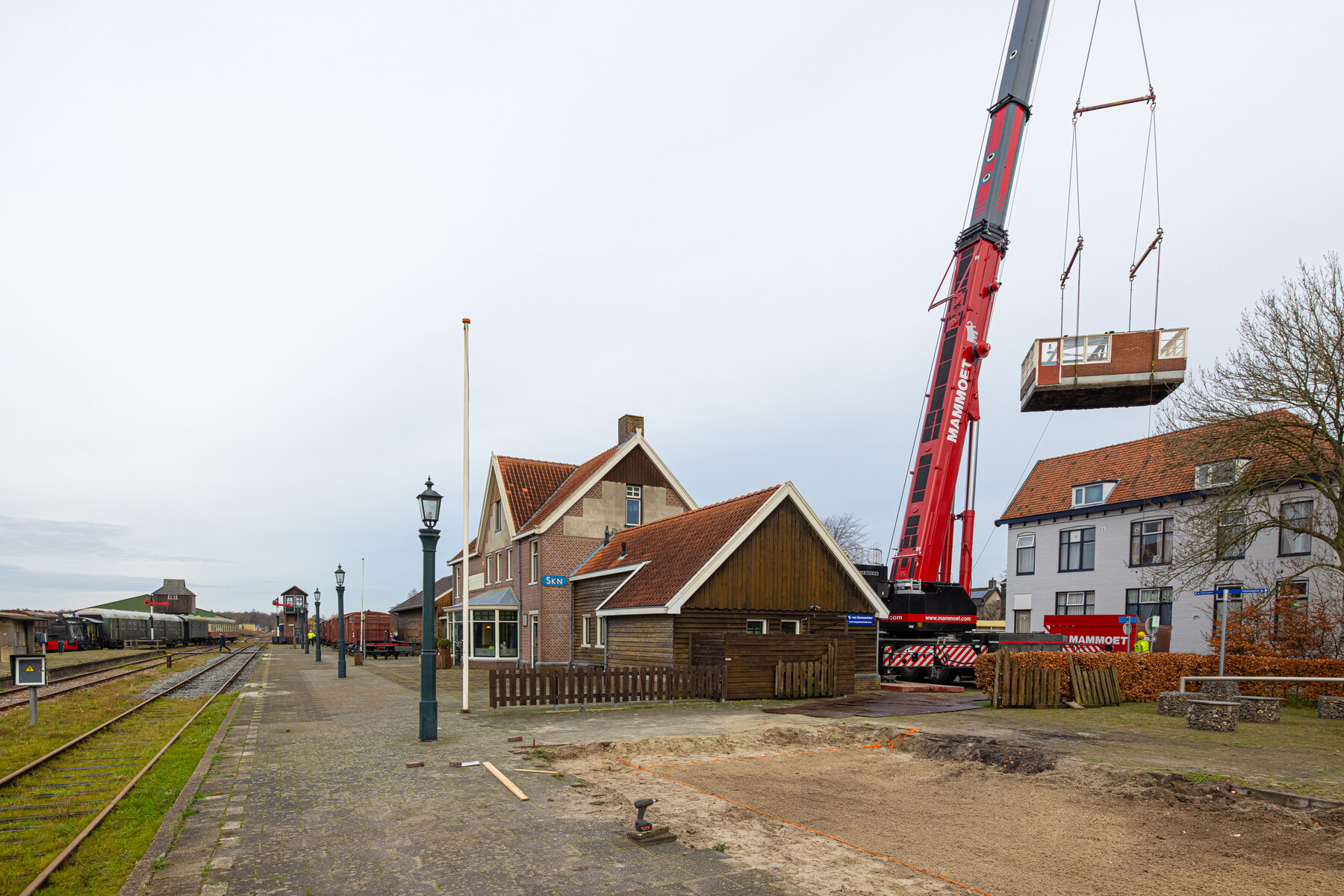 Het gebouwtje wordt geplaatst