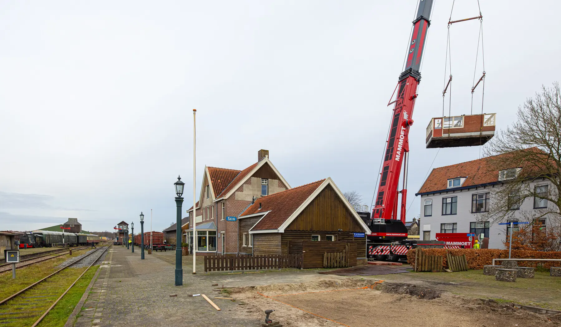 Het gebouwtje wordt geplaatst