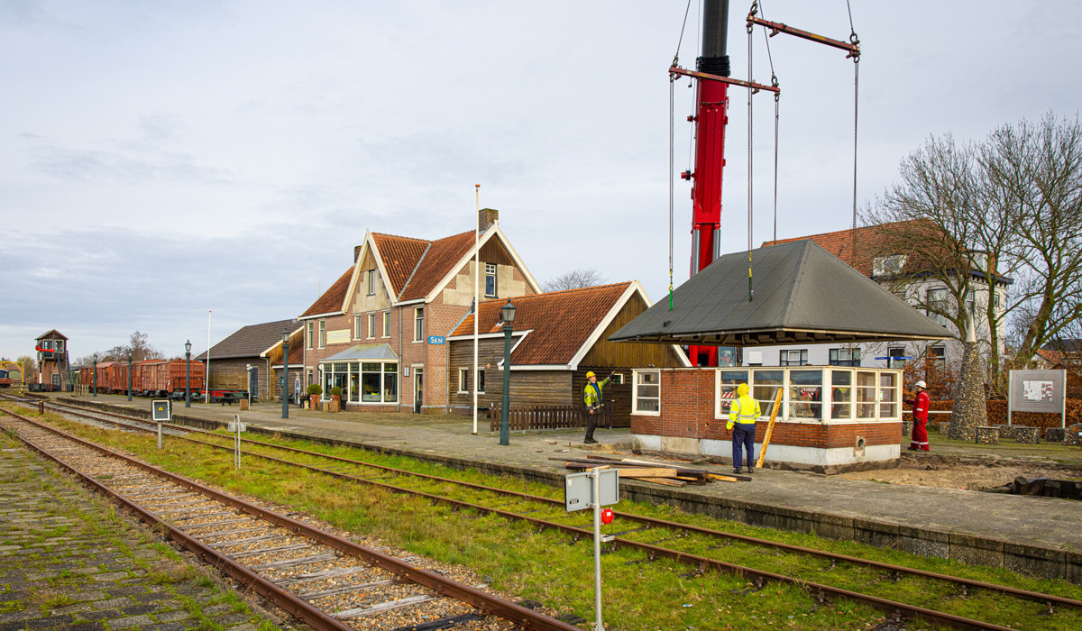 Het dak er weer op
