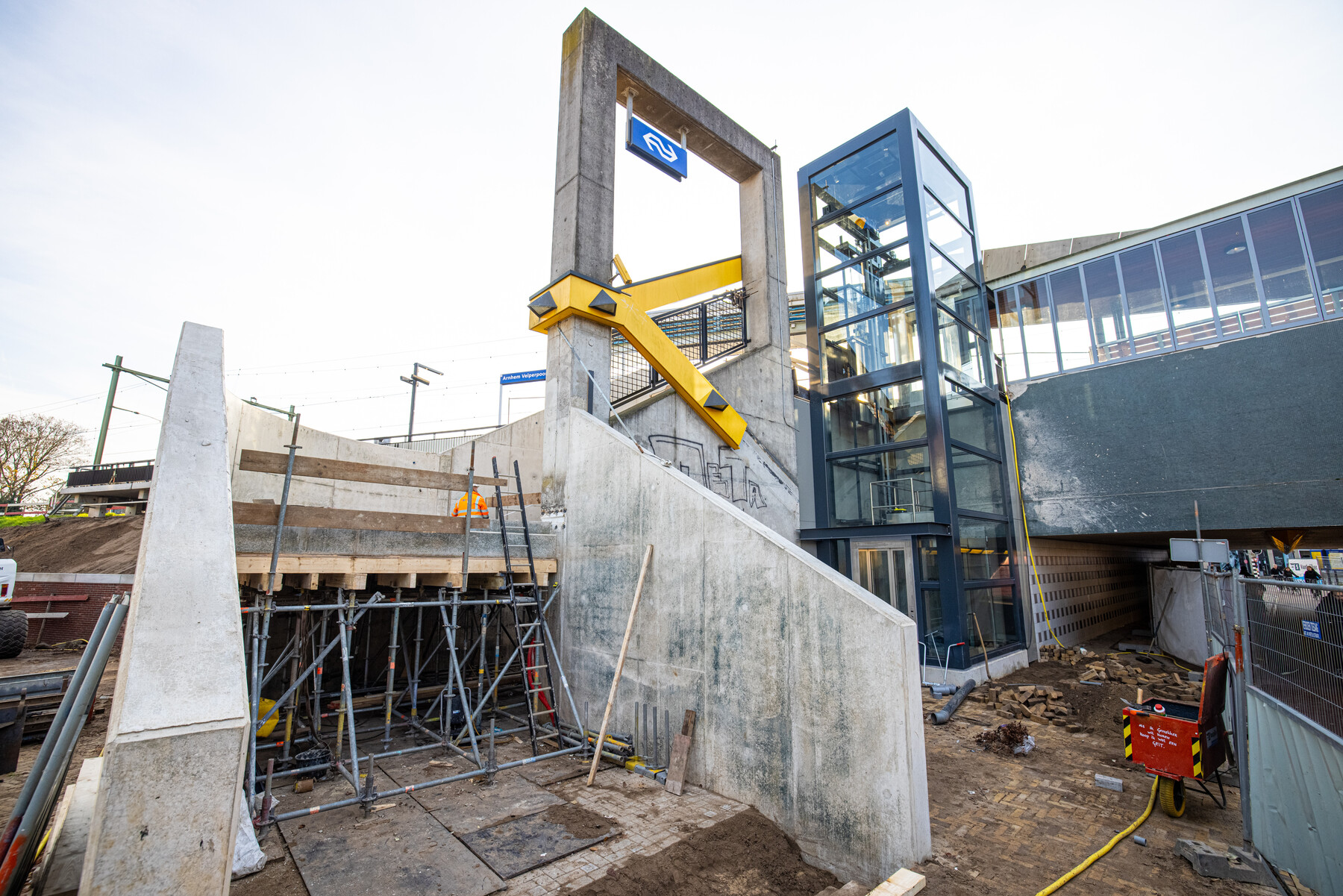 Aan Sonsbeekzijde zijn de contouren van de nieuwe trap zichtbaar en is de nieuwe lift geïnstalleerd