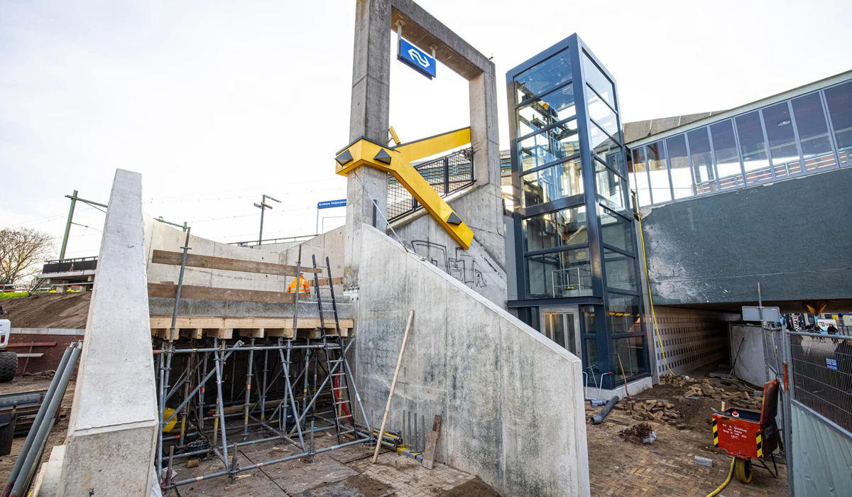 Aan Sonsbeekzijde zijn de contouren van de nieuwe trap zichtbaar en is de nieuwe lift geïnstalleerd