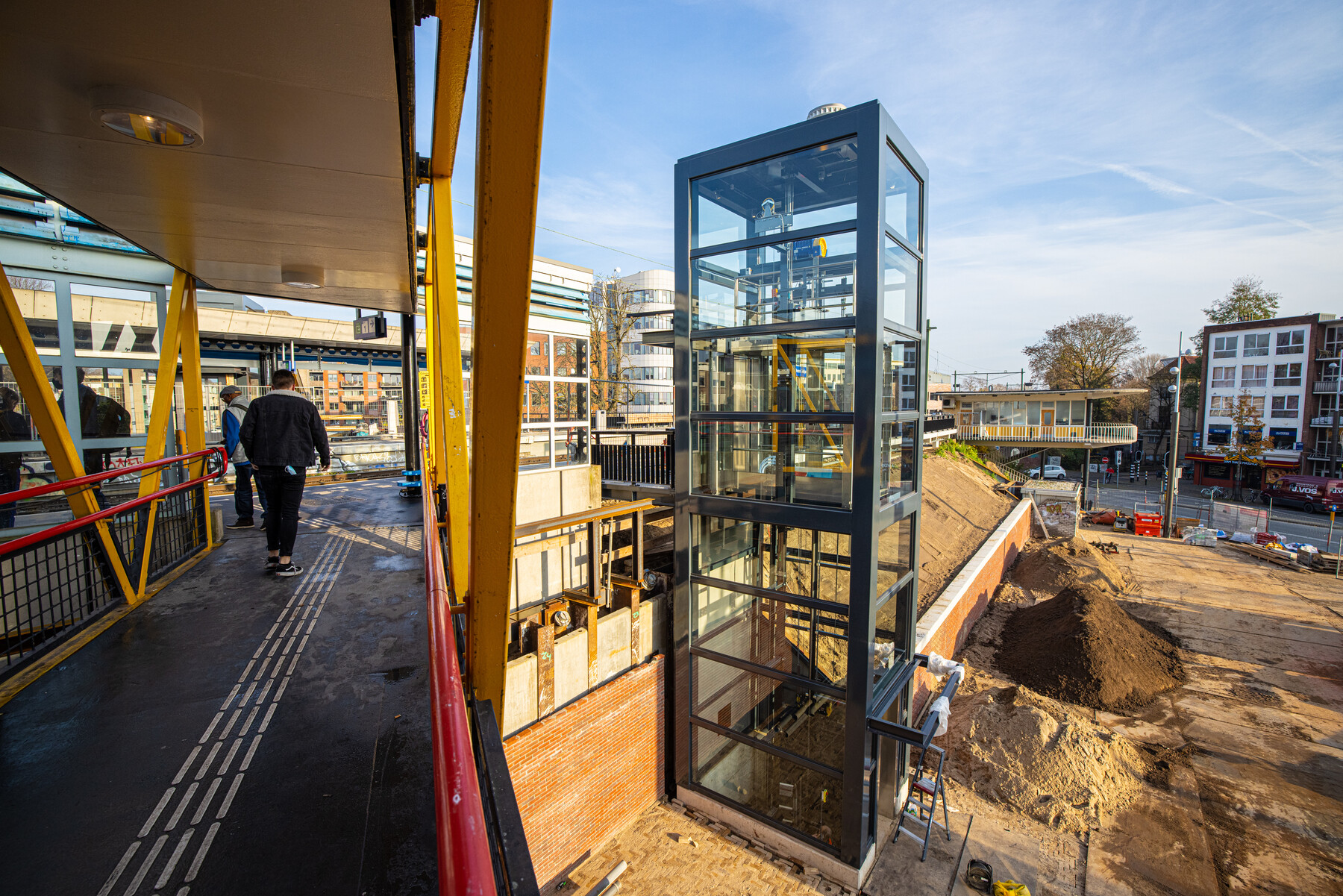De spoordijk is voorzien van een nieuwe constructiewand aan de zuidzijde en ook hier is een nieuwe lift geïnstalleerd