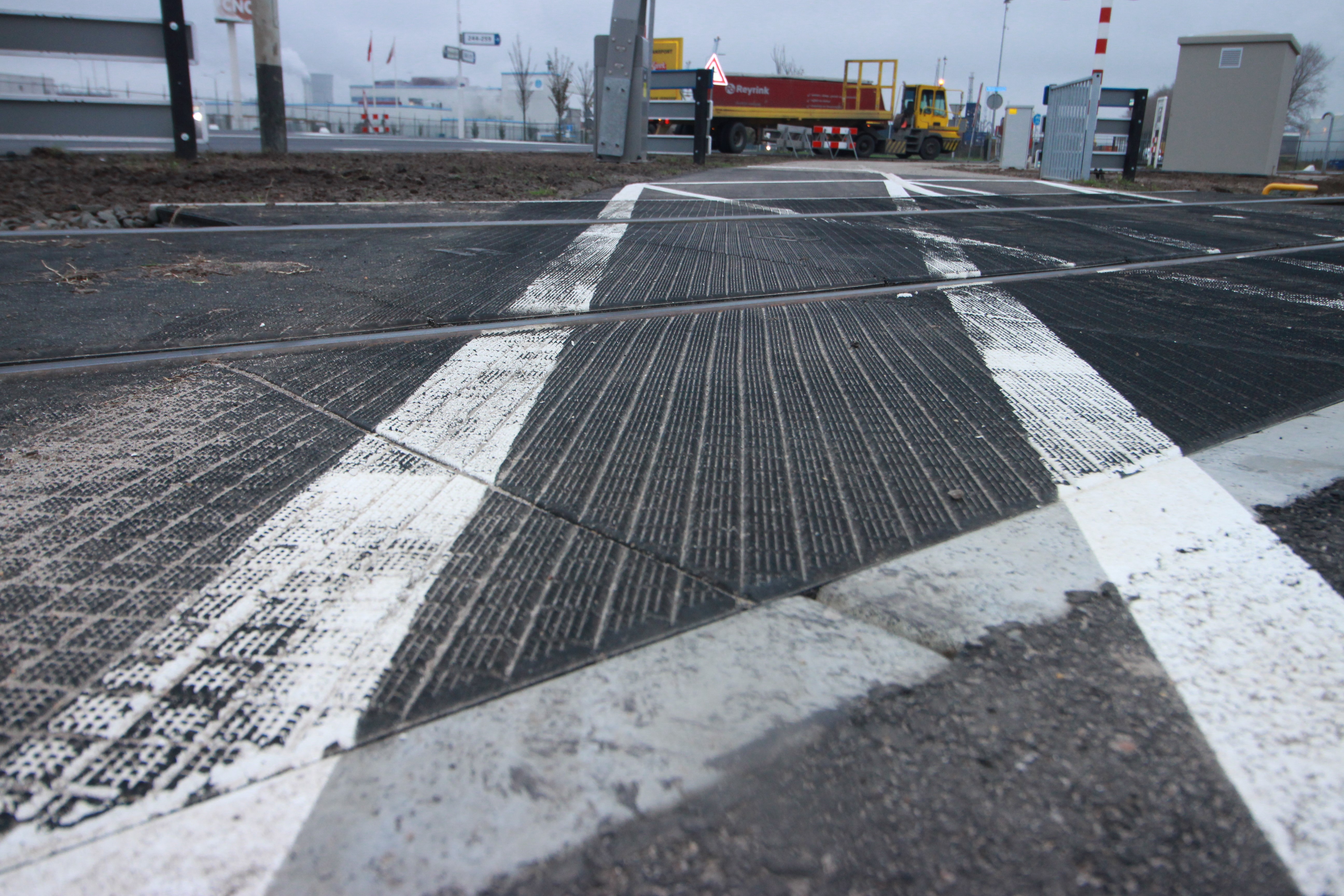 De betonnen plaat onder het spoor wordt weggehaald en vervangen door rubberen wegplaten