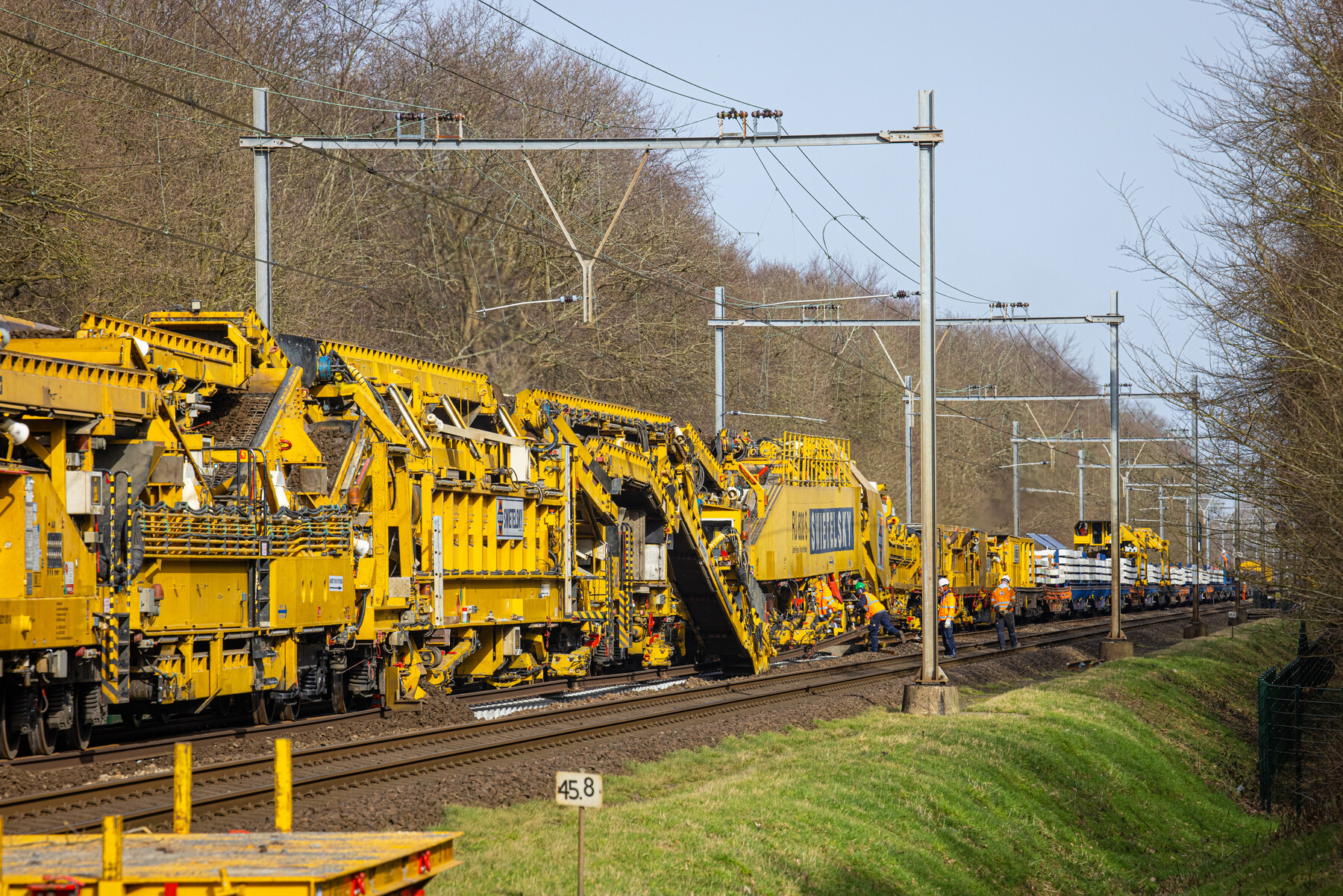 De vernieuwingstrein is een kilometer lang