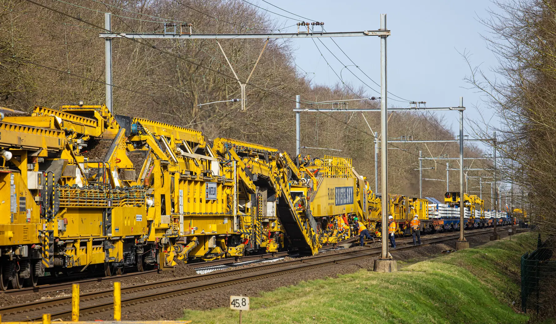 De vernieuwingstrein is een kilometer lang