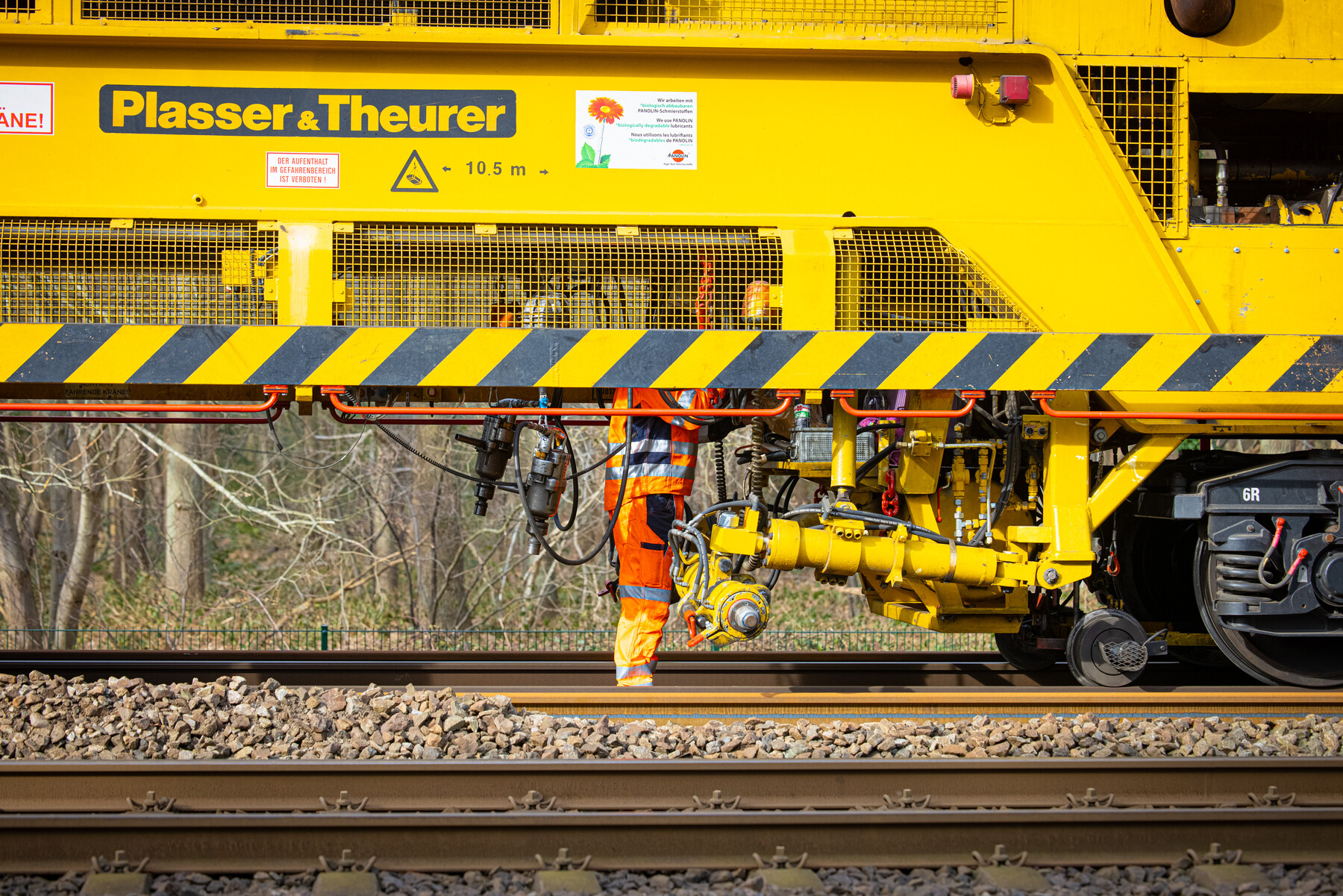De speciaal opgeleide bemanning houdt The Lady nauwlettend in de gaten