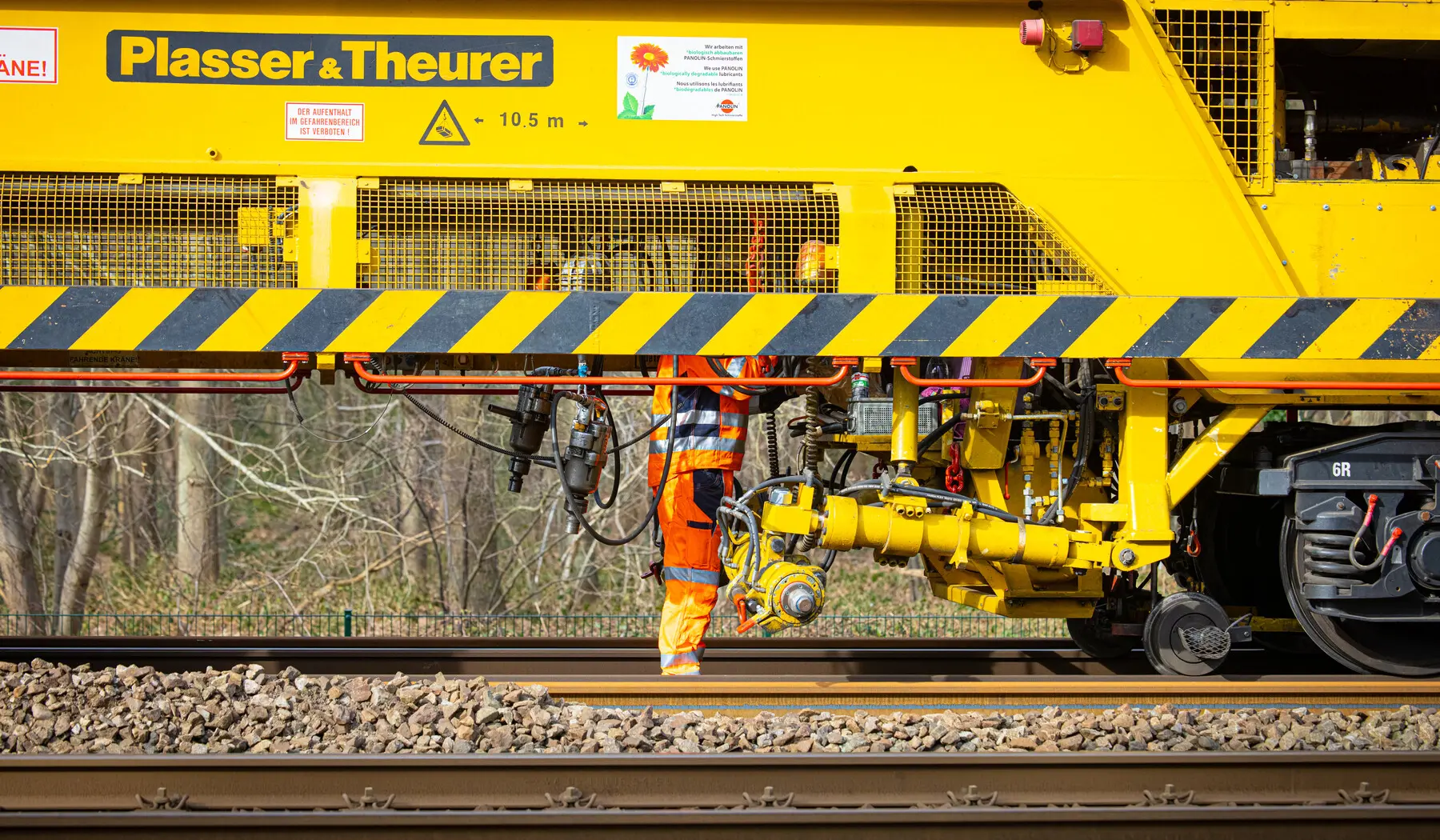 De speciaal opgeleide bemanning houdt The Lady nauwlettend in de gaten